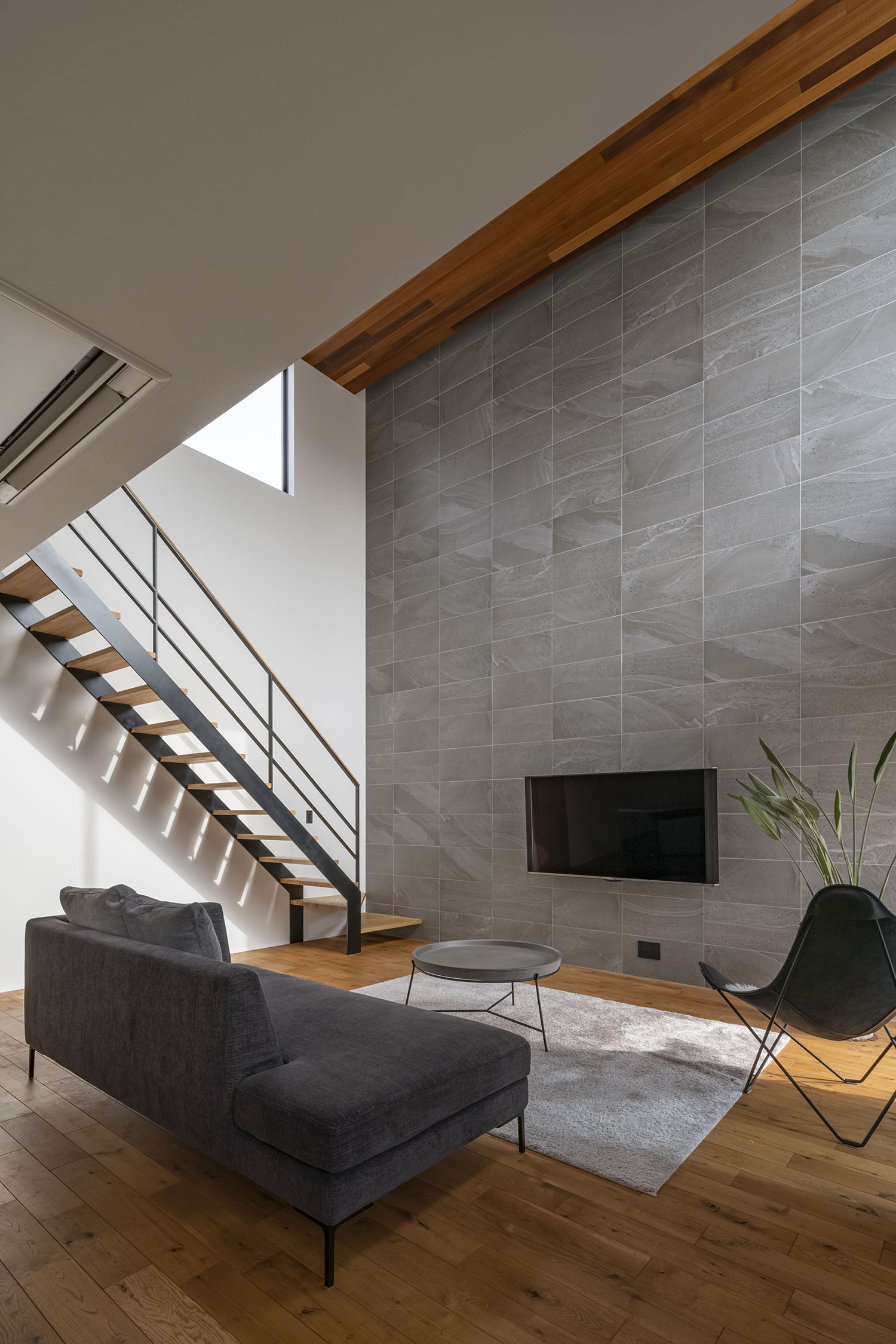 天井まで続くタイルの壁がアクセントになったリビング・フリーダムアーキテクツの事例 注文住宅・デザイン住宅建築実例_『CASE709 sumika』_LDK