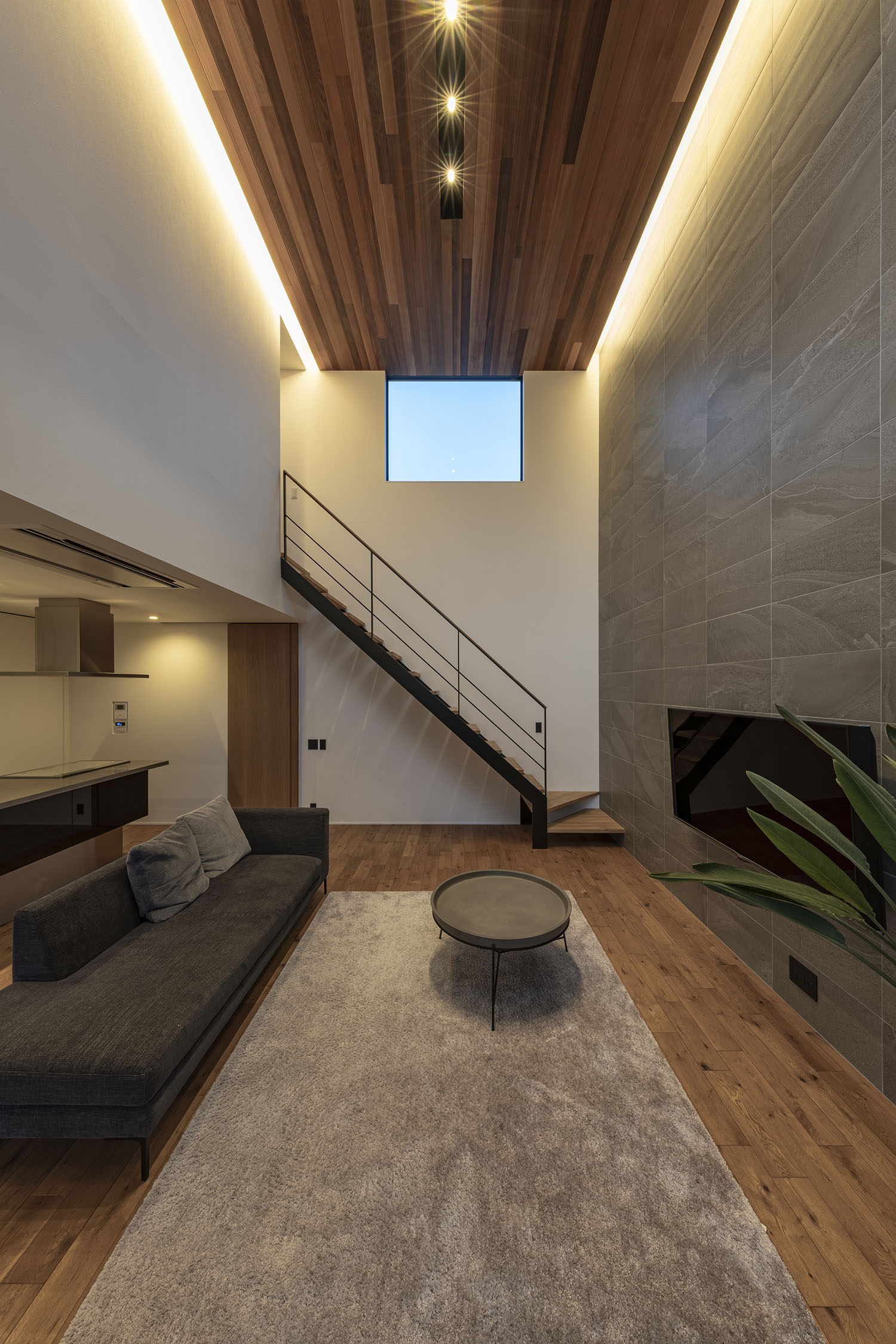 間接照明とダウンライトに照らされた吹き抜けのあるリビング・フリーダムアーキテクツの事例 注文住宅・デザイン住宅建築実例_『CASE709 sumika』_LDK