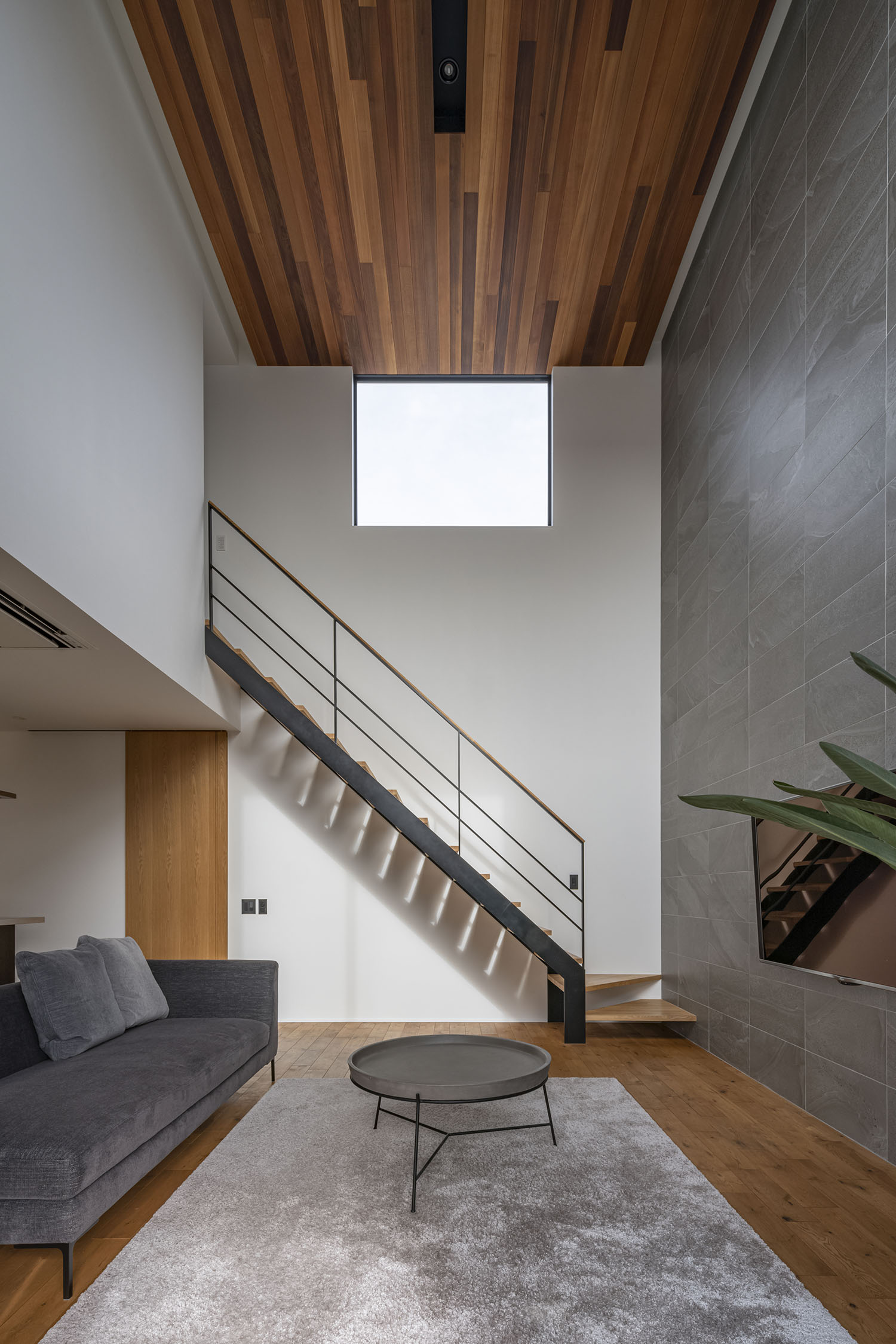 吹き抜けの天井に木材を使用したリビング・フリーダムアーキテクツの事例 注文住宅・デザイン住宅建築実例_『CASE709 sumika』_LDK