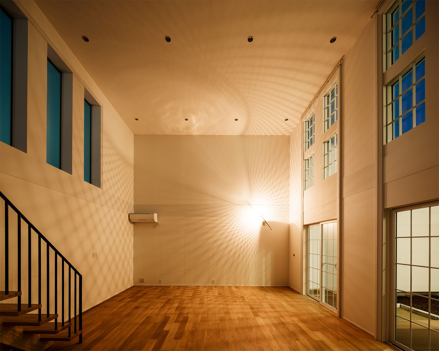 特徴的な照明がついた、吹き抜けのあるリビング・フリーダムアーキテクツの事例 注文住宅・デザイン住宅建築実例_『CASE710 décor』_LDK