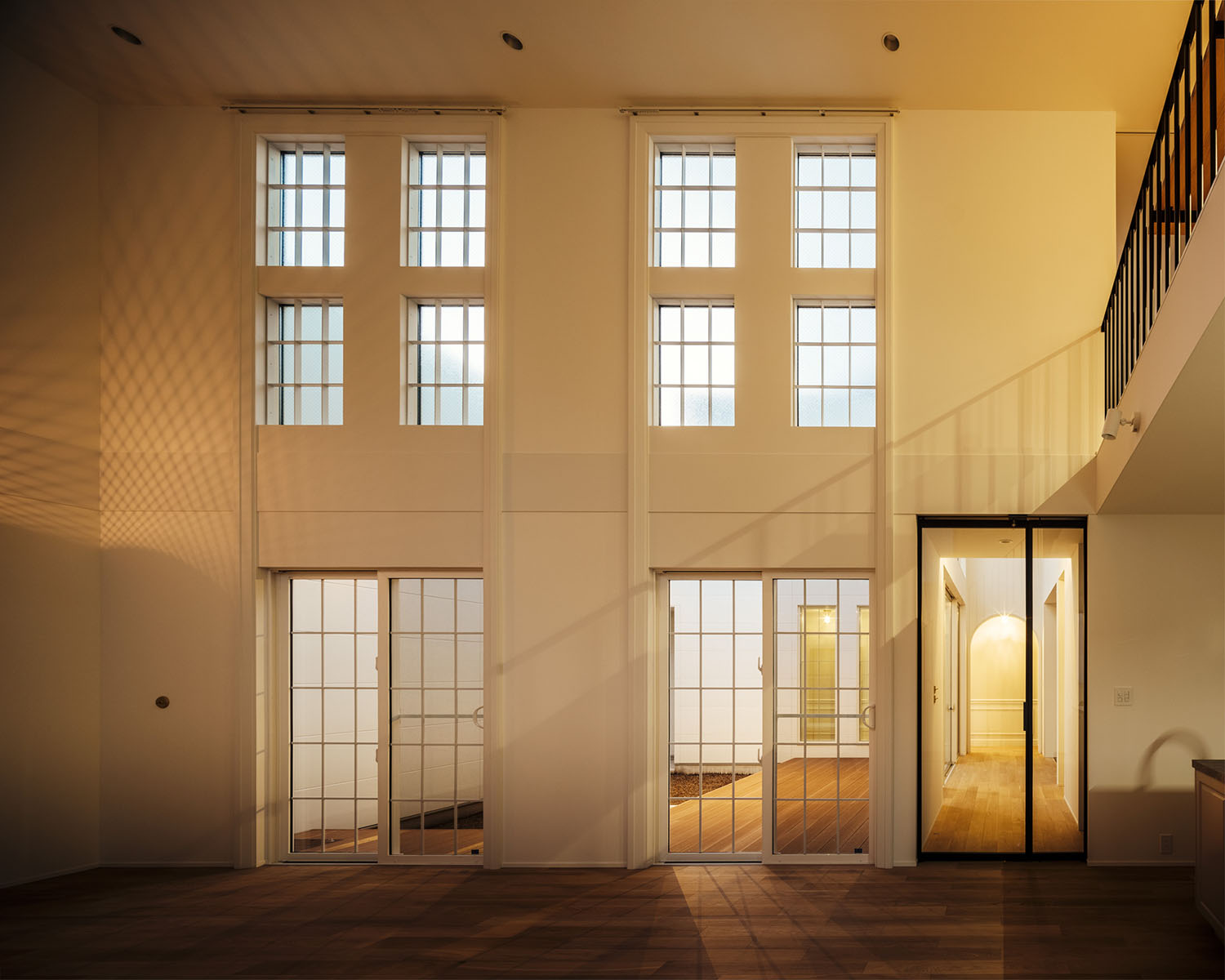 中庭とフラットに繋がるリビング・フリーダムアーキテクツの事例 注文住宅・デザイン住宅建築実例_『CASE710 décor』_LDK