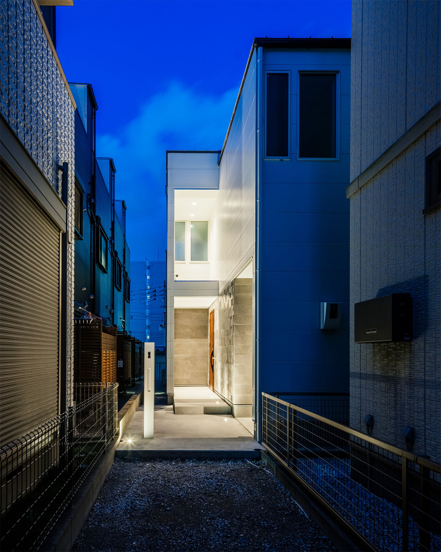 夜に明るく照らされる玄関の様子・フリーダムアーキテクツの事例 注文住宅・デザイン住宅建築実例_『CASE710 décor』_外観