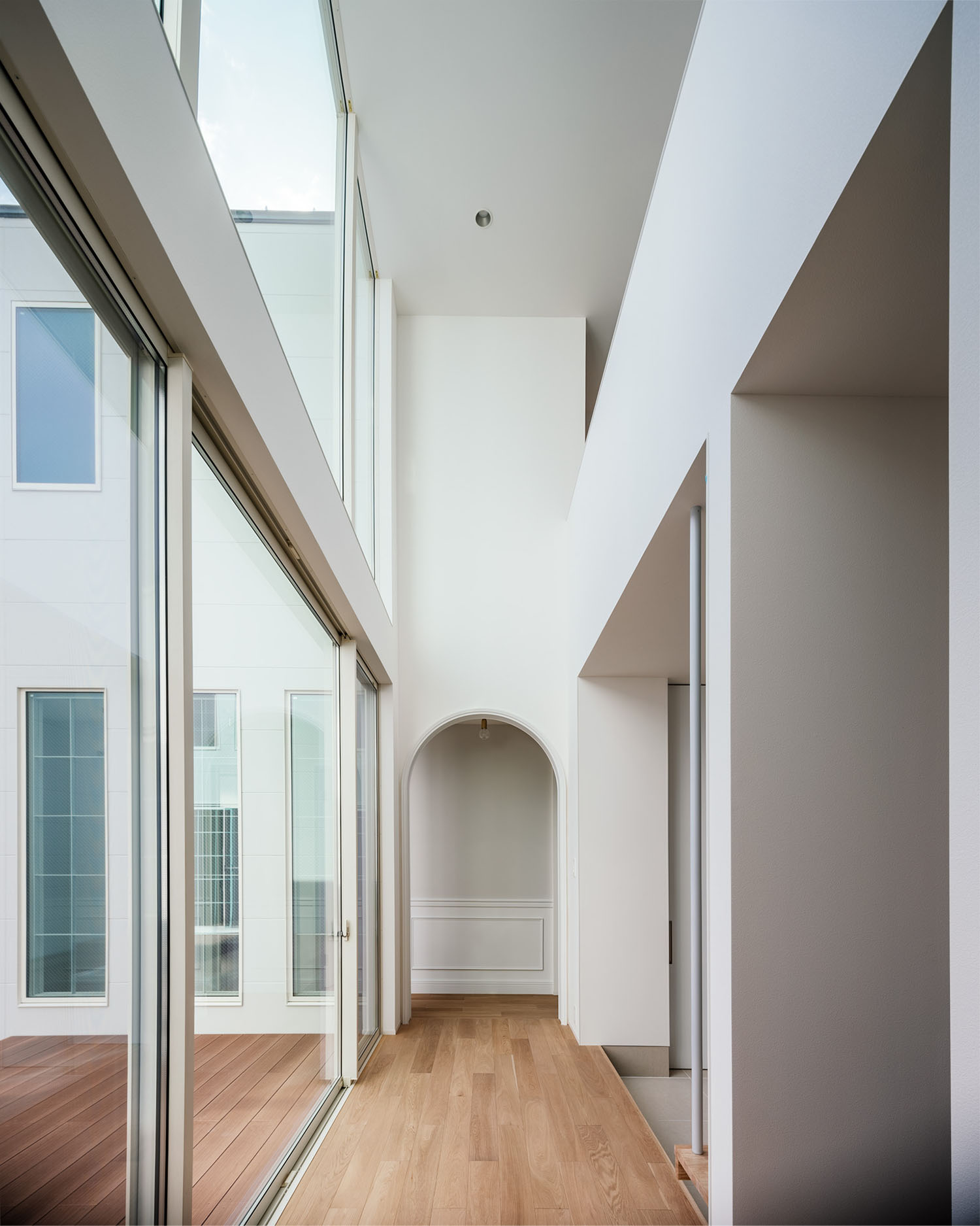 吹き抜けになった、大きな窓のある廊下・フリーダムアーキテクツの事例 注文住宅・デザイン住宅建築実例_『CASE710 décor』_玄関