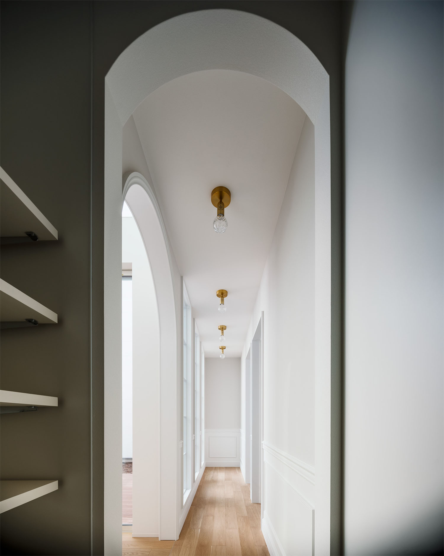 アーチ壁になっている廊下・フリーダムアーキテクツの事例 注文住宅・デザイン住宅建築実例_『CASE710 décor』_玄関