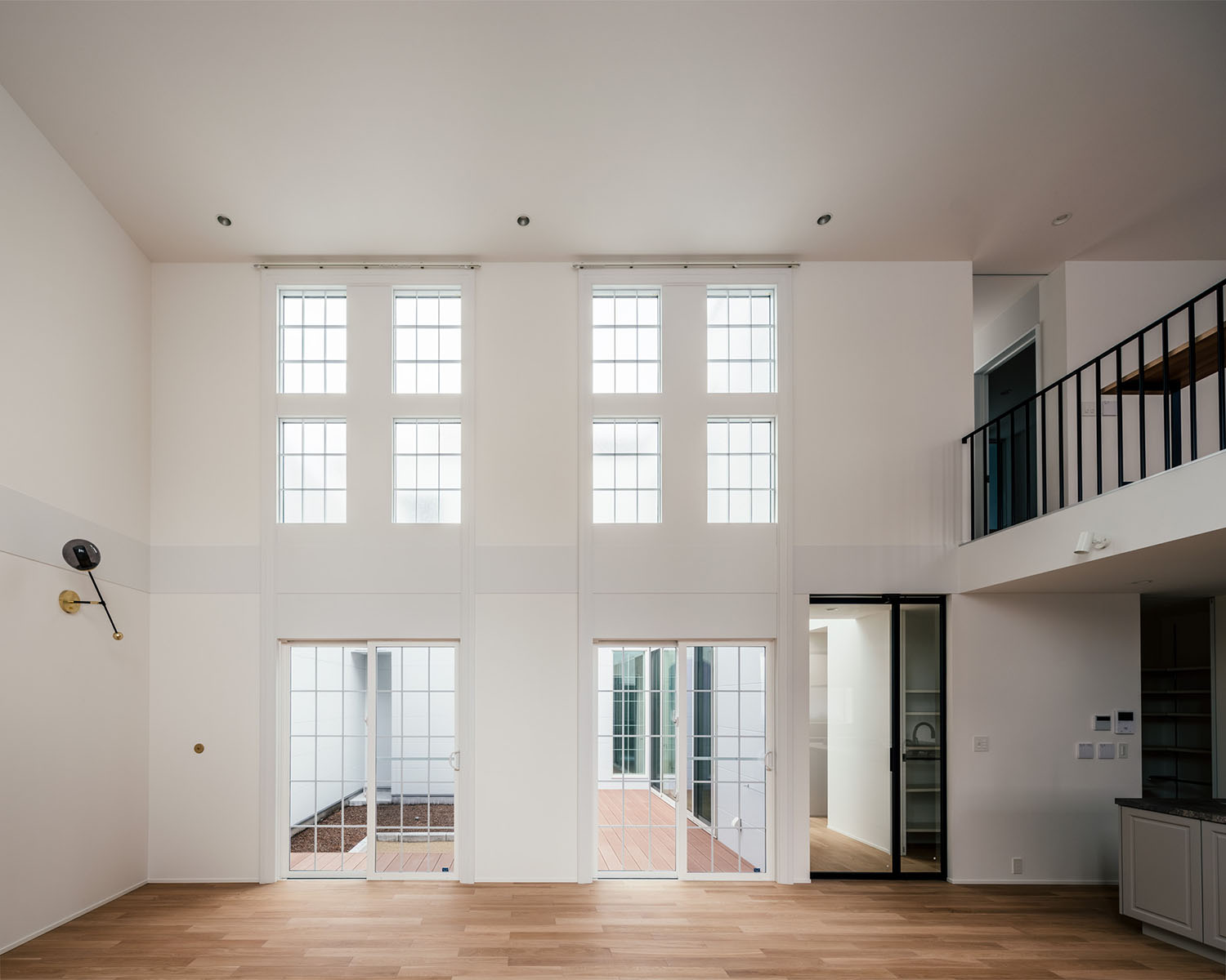 白い壁に海外風の格子窓が取り付けられたリビング・フリーダムアーキテクツの事例 注文住宅・デザイン住宅建築実例_『CASE710 décor』_LDK