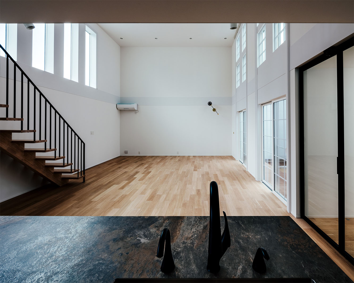 キッチンから見たリビングの様子・フリーダムアーキテクツの事例 注文住宅・デザイン住宅建築実例_『CASE710 décor』_LDK