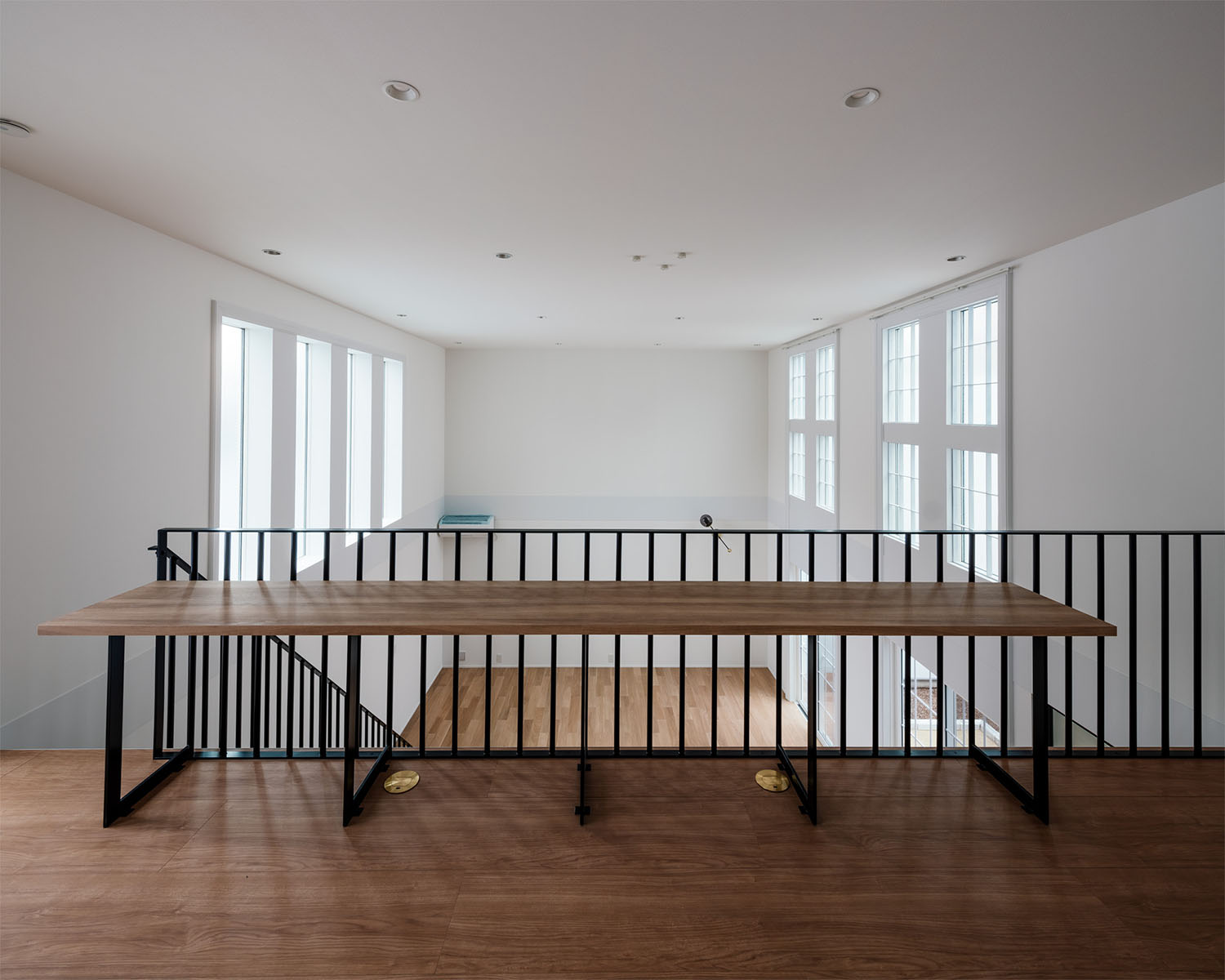 吹き抜けから一階を見渡すデスクスペース・フリーダムアーキテクツの事例 注文住宅・デザイン住宅建築実例_『CASE710 décor』_LDK