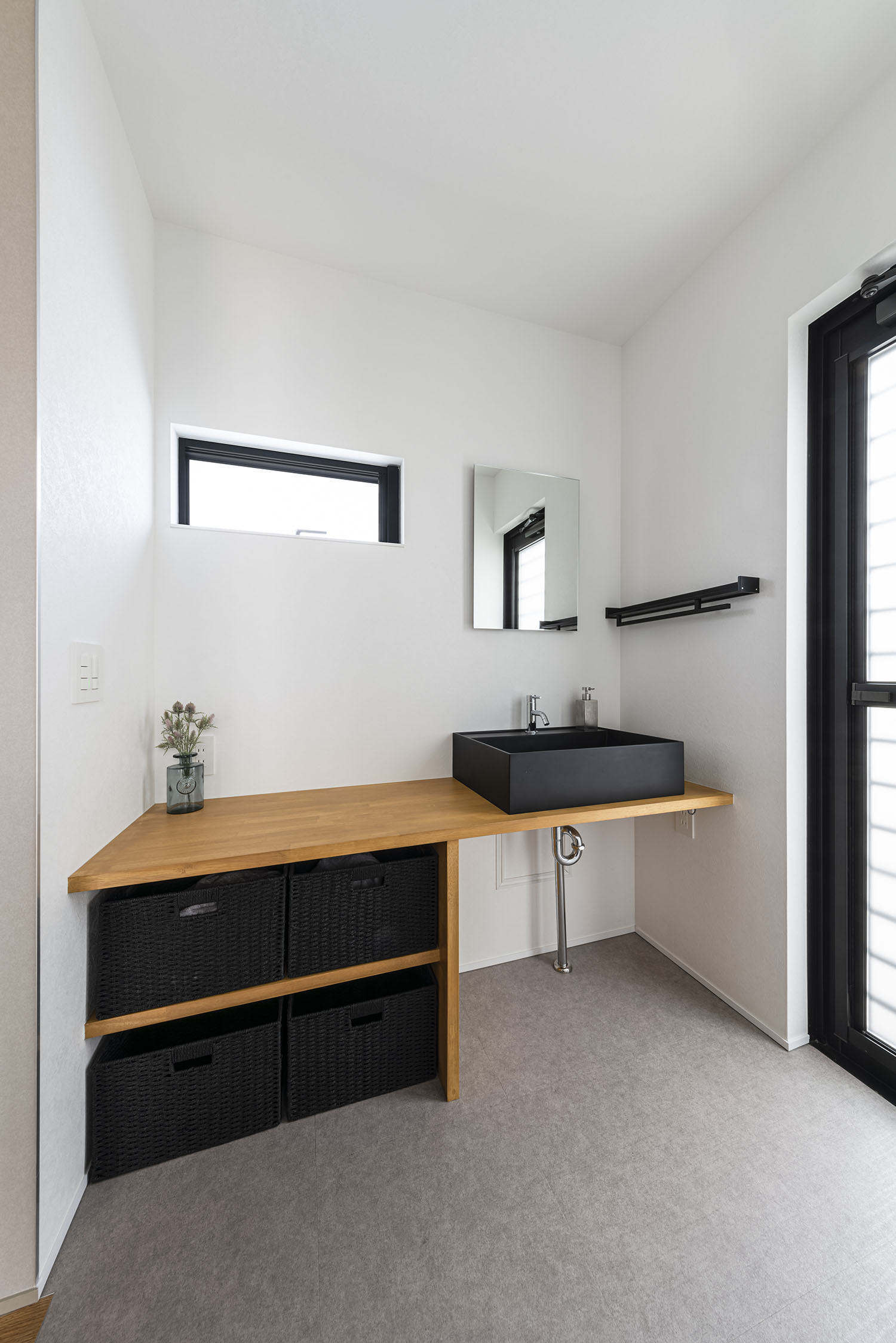 注文住宅・平屋・洗面所・モノクロの洗面所・洗面ボウル黒 注文住宅・デザイン住宅建築実例_『CASE711 「遊」・「作」』_浴室・洗面所