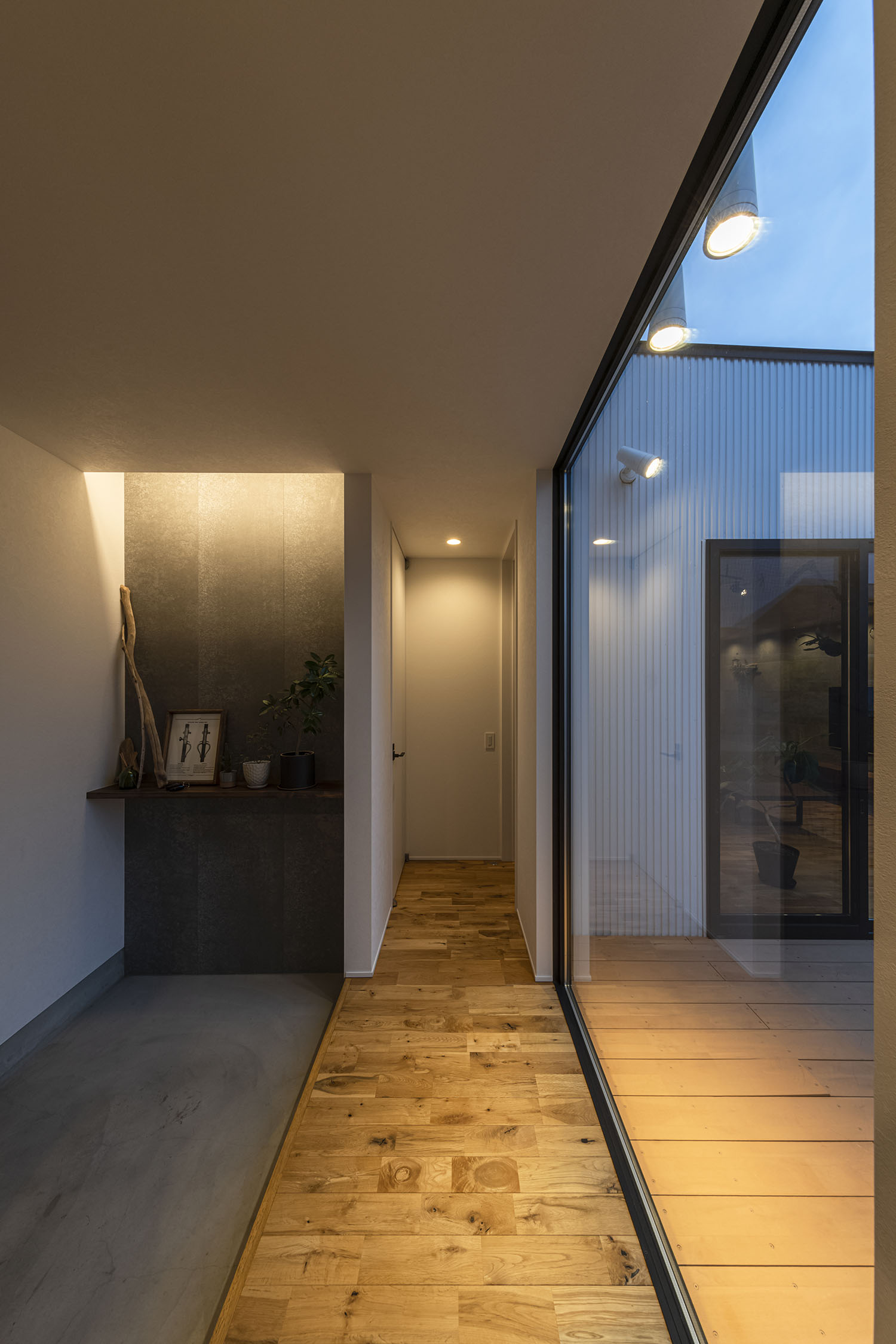 注文住宅・平屋・玄関・モルタル玄関・中庭が見える玄関 注文住宅・デザイン住宅建築実例_『CASE711 「遊」・「作」』_玄関