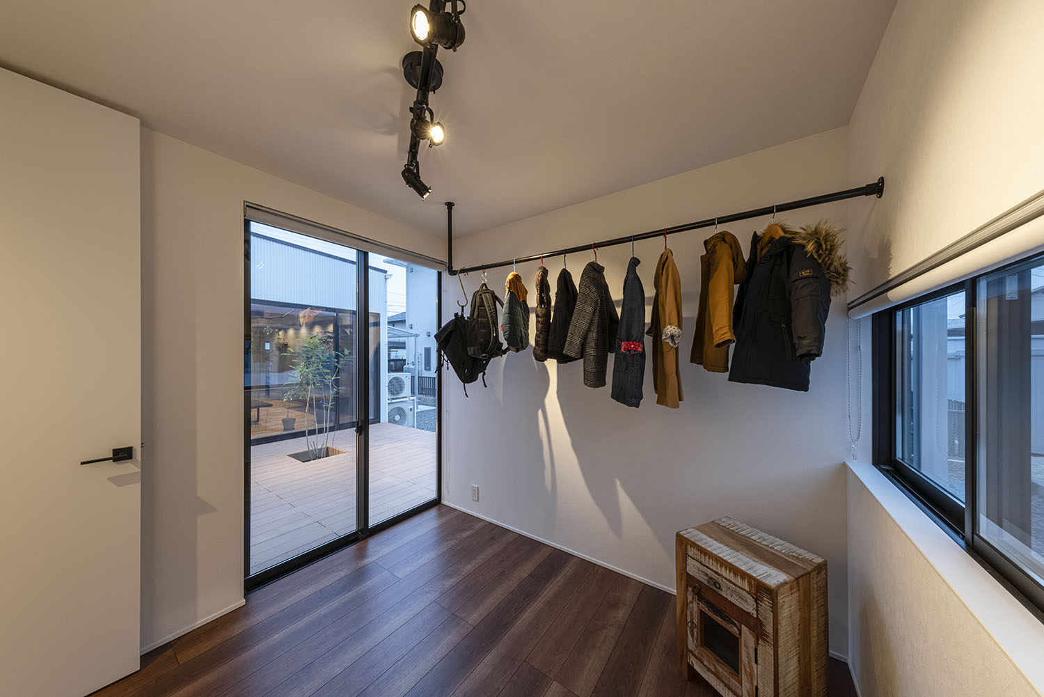 注文住宅・平屋・クローゼット・中庭が見える部屋 注文住宅・デザイン住宅建築実例_『CASE711 「遊」・「作」』_フリースペース