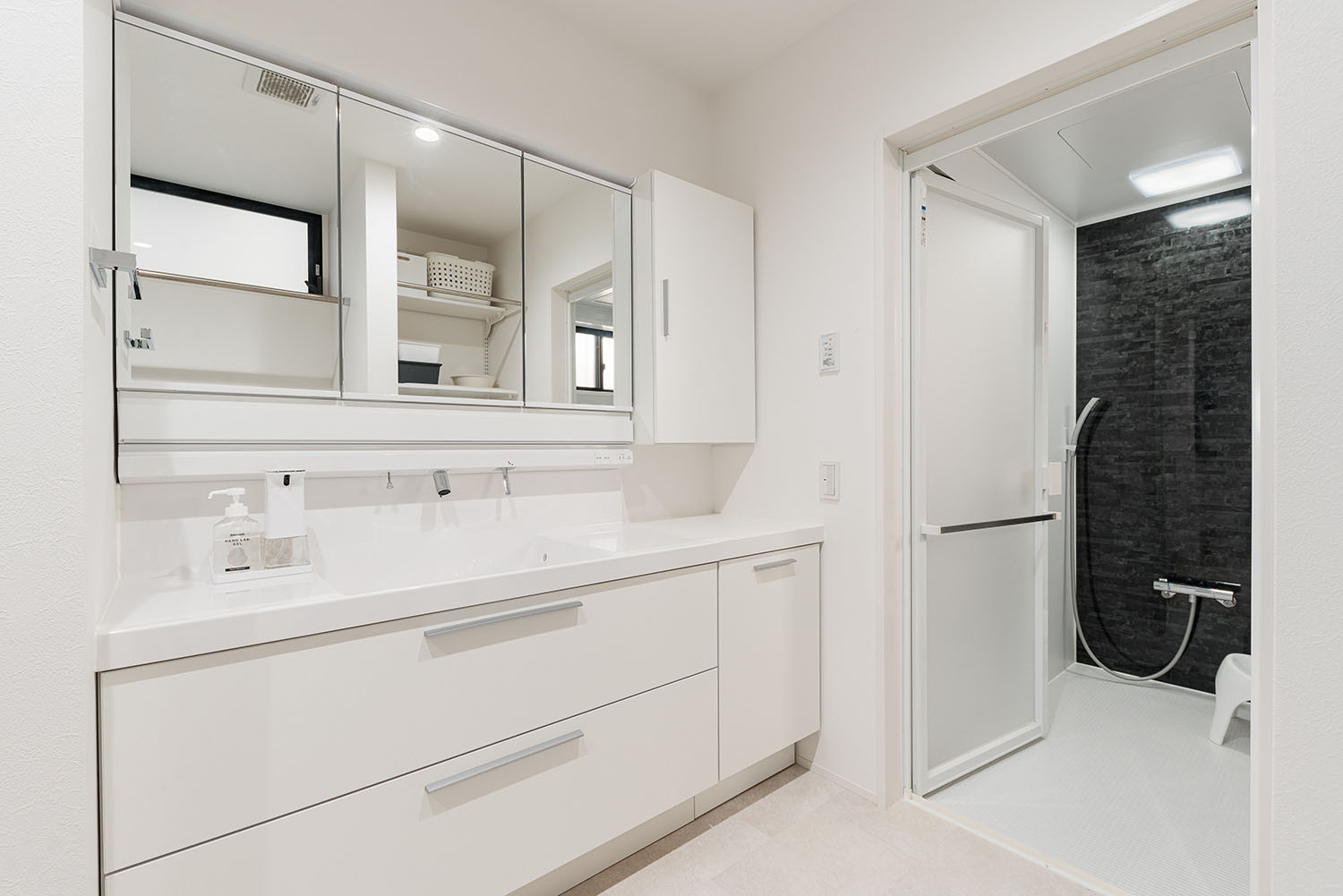 注文住宅・洗面所・明るい洗面所・清潔感のある洗面所・白を基調とした 注文住宅・デザイン住宅建築実例_『CASE713 トレイスライン』_浴室・洗面所