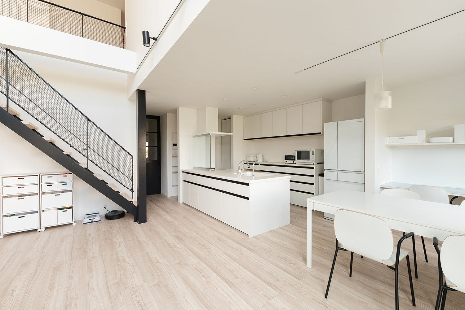 注文住宅・LDK・吹き抜け・開放感のある・モノトーンのLDK 注文住宅・デザイン住宅建築実例_『CASE713 トレイスライン』_LDK