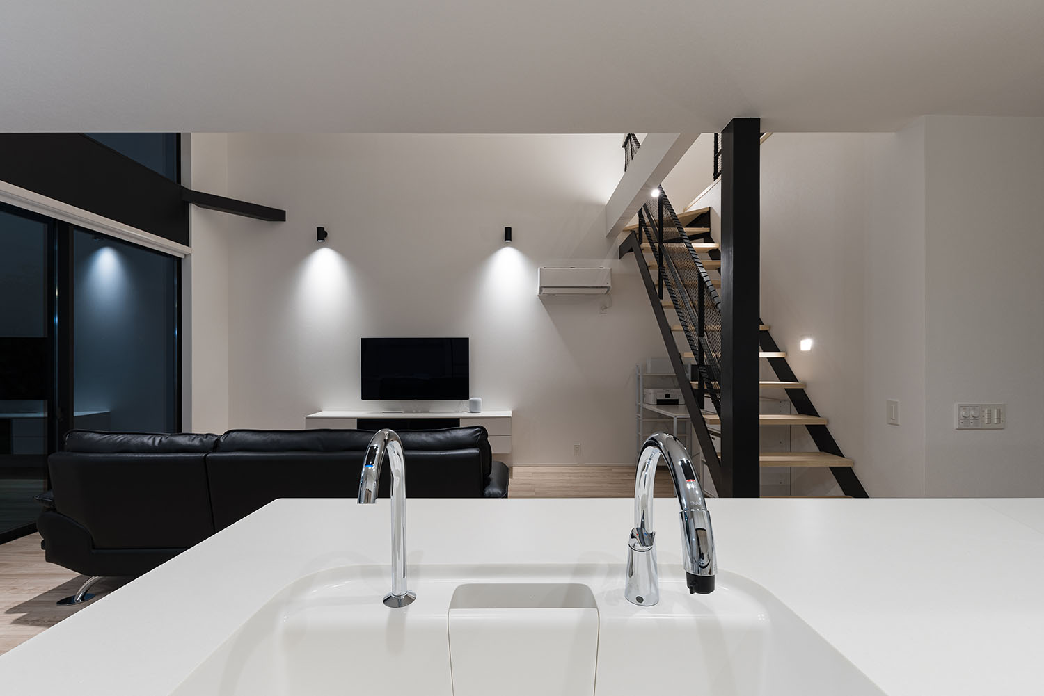 注文住宅・LDK・吹き抜け・開放感のある・大きな窓のある・モノトーンのLDK 注文住宅・デザイン住宅建築実例_『CASE713 トレイスライン』_LDK