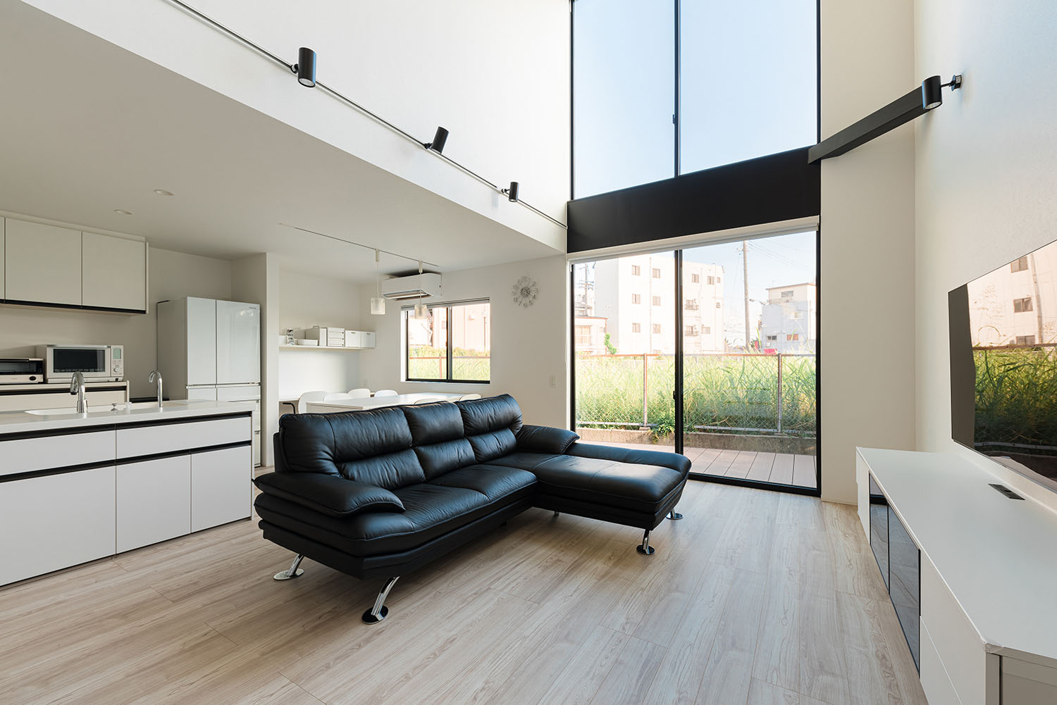 注文住宅・LDK・吹き抜け・開放感のある・大きな窓のある・モノトーンのLDK 注文住宅・デザイン住宅建築実例_『CASE713 トレイスライン』_LDK