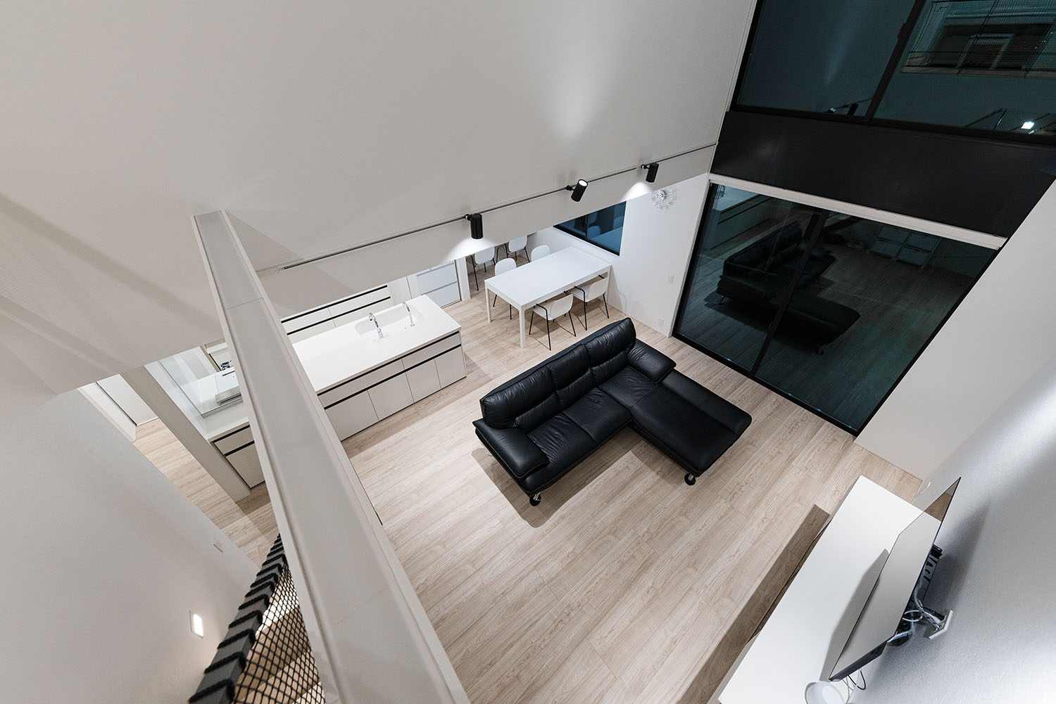 注文住宅・LDK・吹き抜け・開放感のある・大きな窓のある・モノトーンのLDK 注文住宅・デザイン住宅建築実例_『CASE713 トレイスライン』_LDK