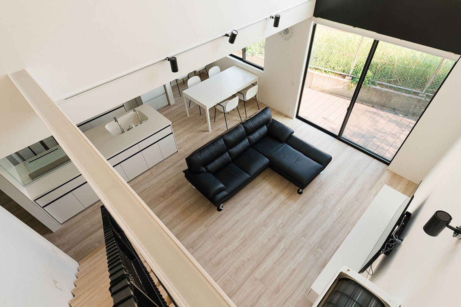 注文住宅・LDK・吹き抜け・開放感のある・大きな窓のある・モノトーンのLDK 注文住宅・デザイン住宅建築実例_『CASE713 トレイスライン』_LDK