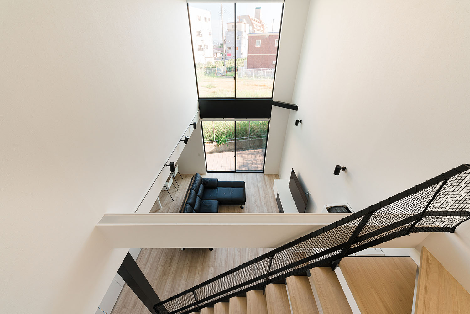 注文住宅・LDK・吹き抜け・開放感のある・大きな窓のある・モノトーンのLDK 注文住宅・デザイン住宅建築実例_『CASE713 トレイスライン』_LDK