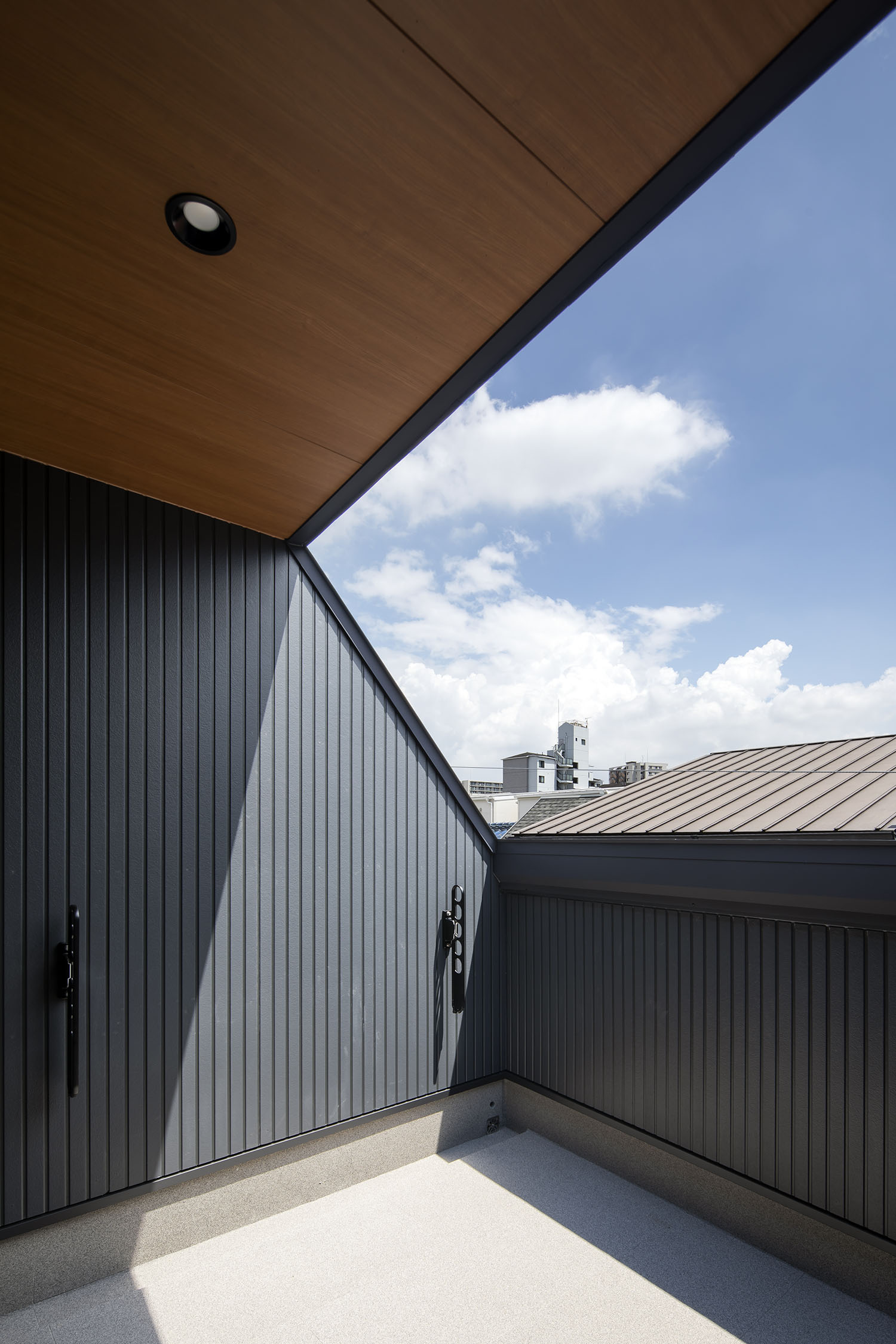 注文住宅・バルコニー・木の軒天井・プライバシーが確保されたバルコニー 注文住宅・デザイン住宅建築実例_『CASE714 Grav』_テラス・バルコニー