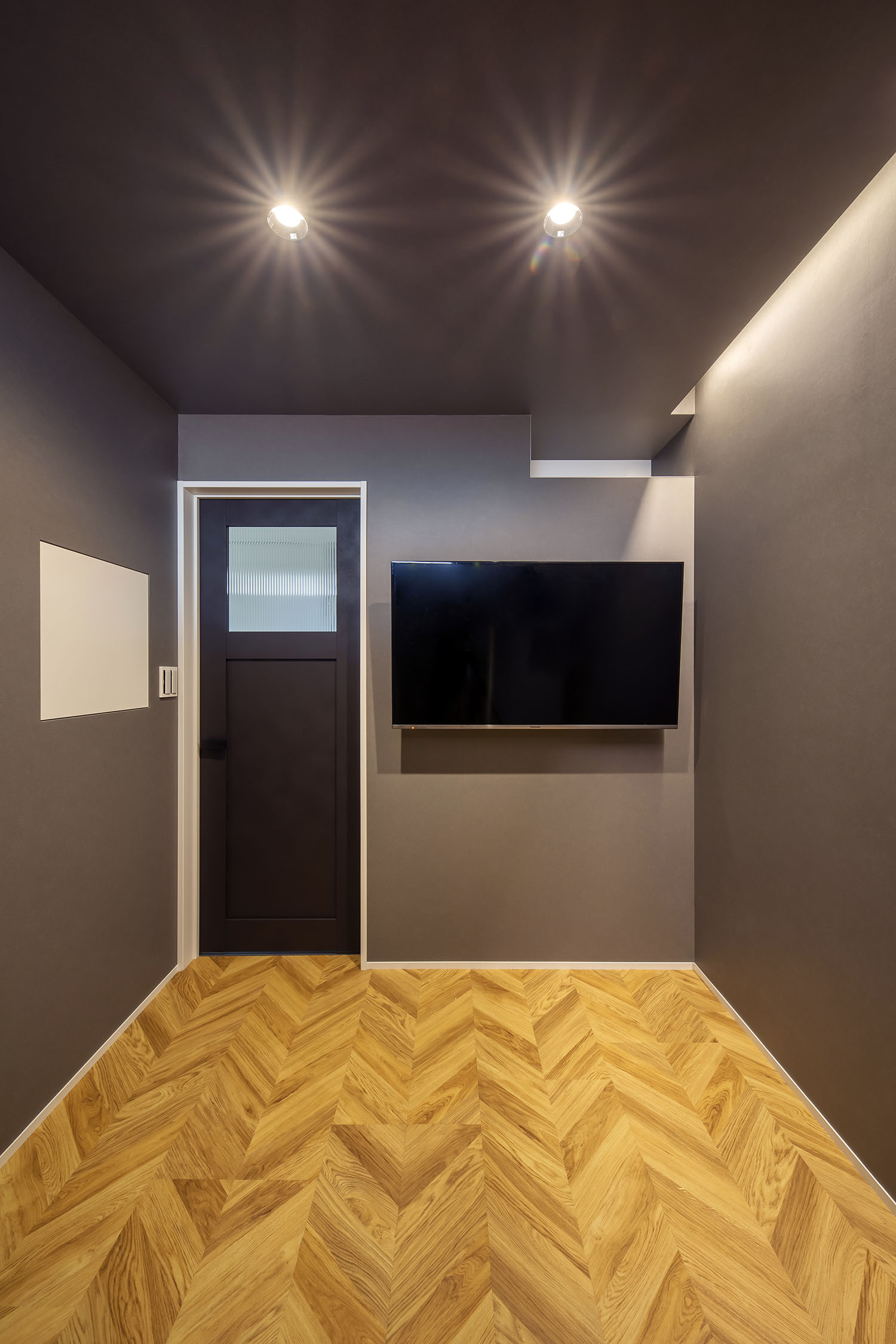 注文住宅・ヘリンボーン柄の床・窓付きの扉 注文住宅・デザイン住宅建築実例_『CASE714 Grav』_廊下