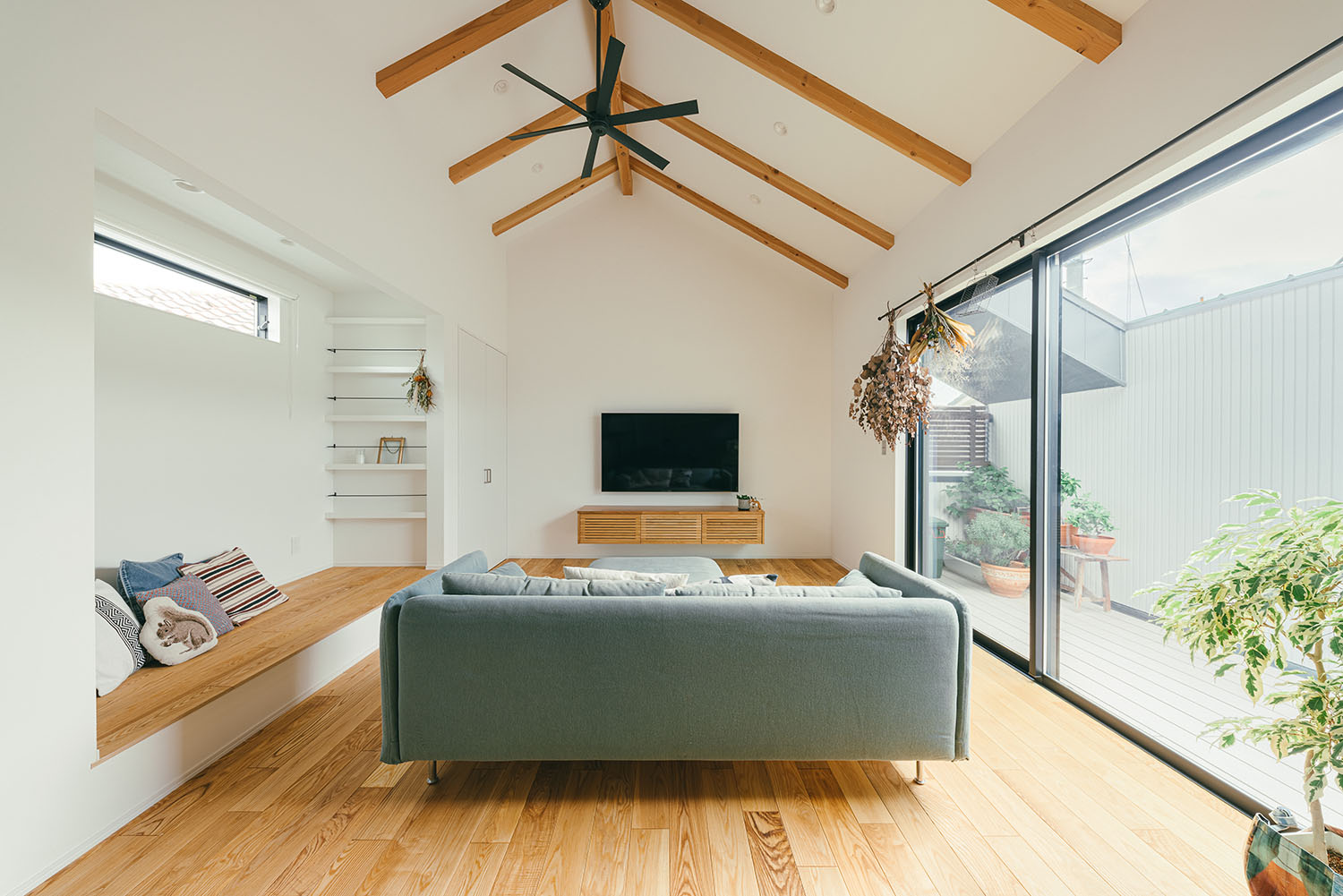 注文住宅・LDK・ナチュラル・テラスとつながる・無垢の床材・漆喰壁・梁見せ天井 注文住宅・デザイン住宅建築実例_『CASE715 トラス屋根の家』_LDK