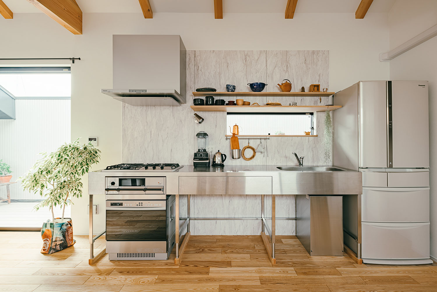 注文住宅・キッチン・壁付けキッチン・ステンレスキッチン・スリット窓 注文住宅・デザイン住宅建築実例_『CASE715 トラス屋根の家』_キッチン