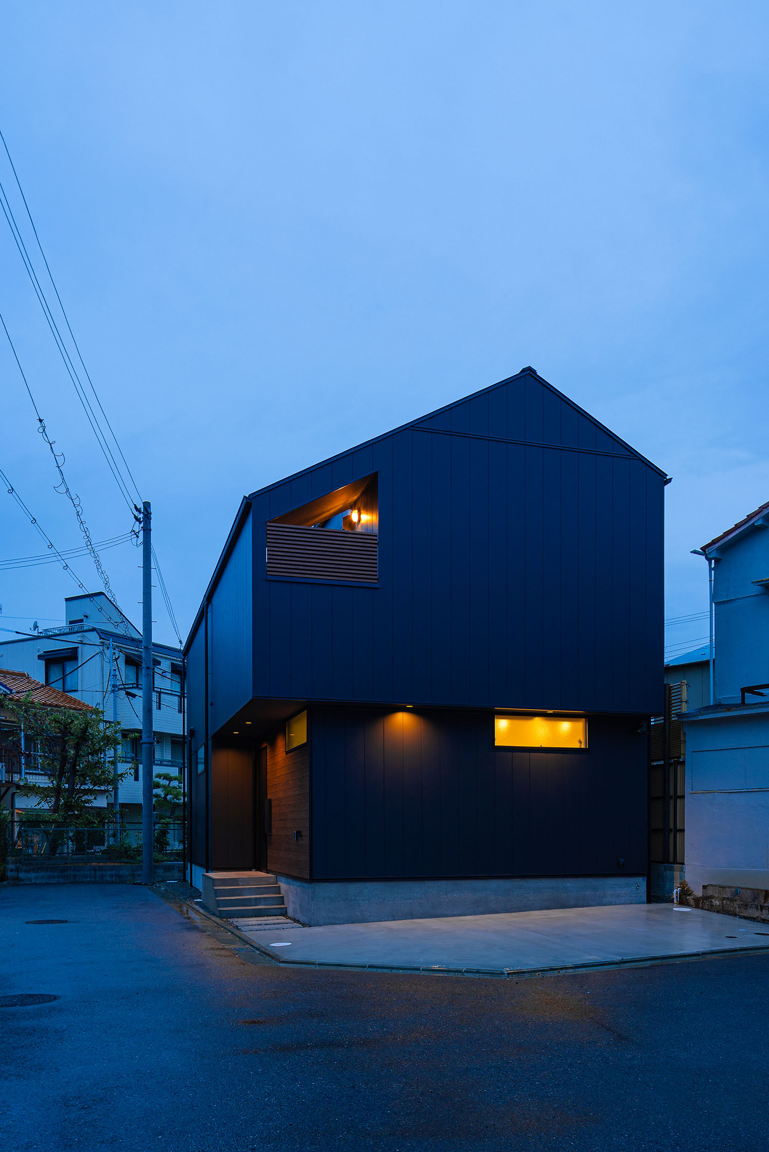 注文住宅・外観・窓無し・ガルバリウム鋼板・三角屋根の家 注文住宅・デザイン住宅建築実例_『CASE715 トラス屋根の家』_外観