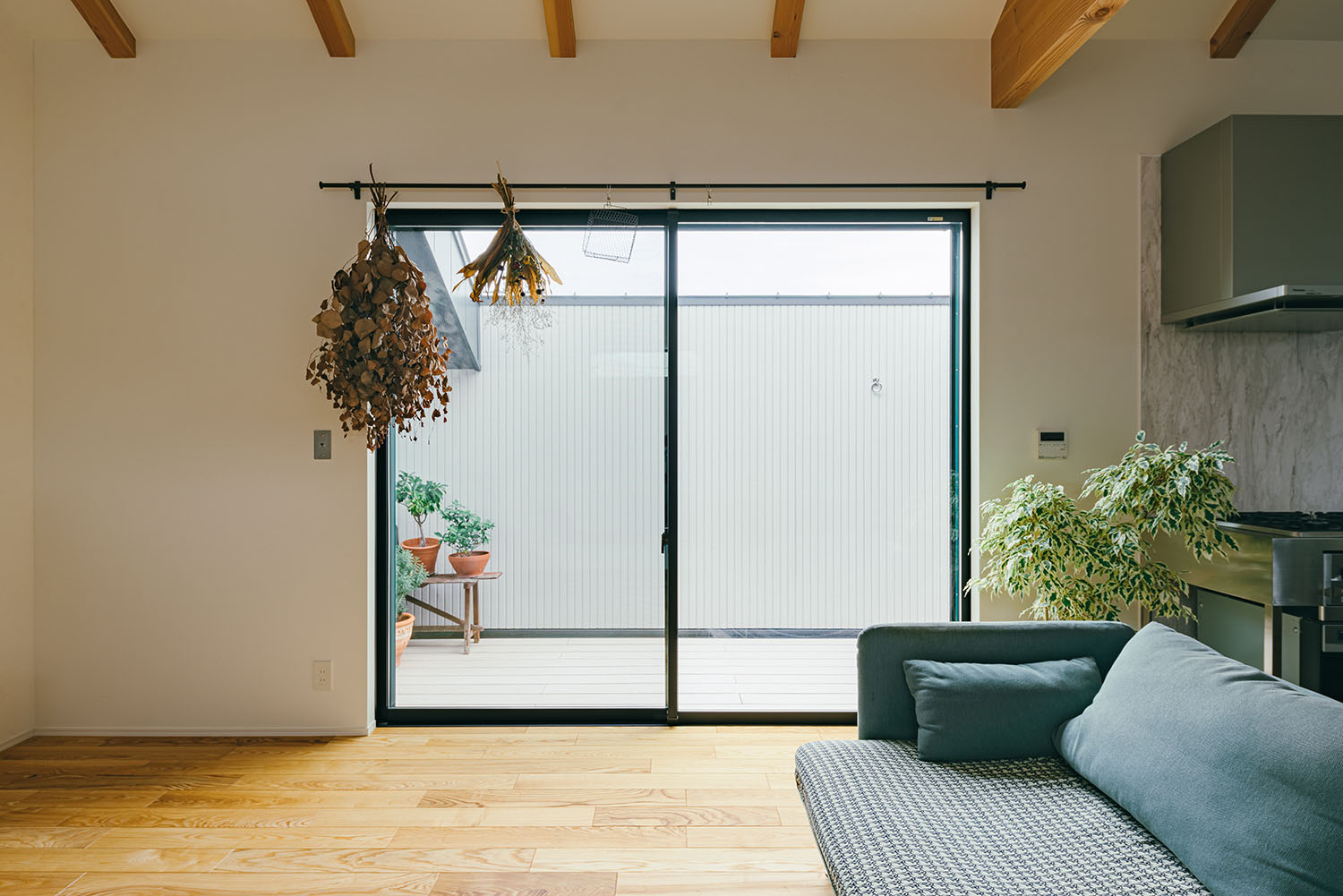 注文住宅・LDK・ナチュラル・テラスとつながる・無垢の床材・漆喰壁・梁見せ天井 注文住宅・デザイン住宅建築実例_『CASE715 トラス屋根の家』_LDK