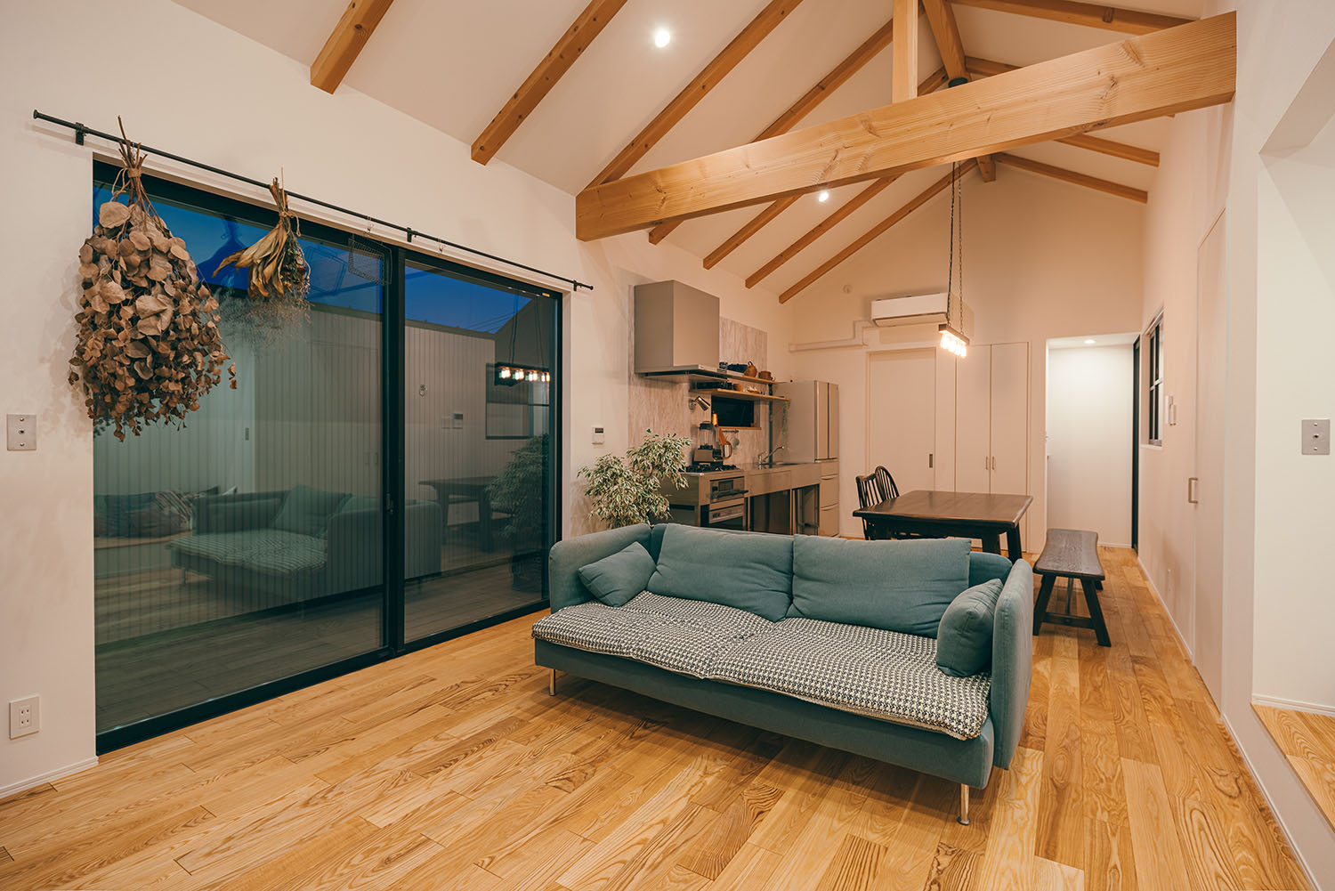 注文住宅・LDK・ナチュラル・テラスとつながる・無垢の床材・漆喰壁・梁見せ天井 注文住宅・デザイン住宅建築実例_『CASE715 トラス屋根の家』_LDK