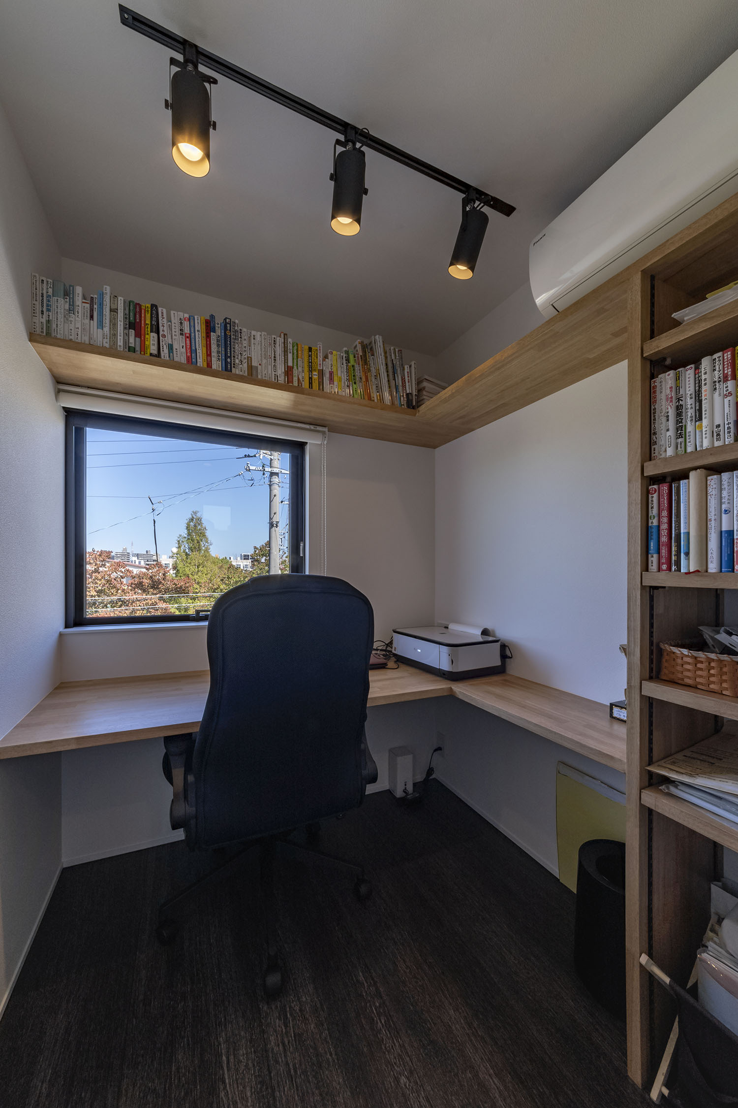 注文住宅・書斎・ワークスペース・外が見える・壁一面の本棚・ 注文住宅・デザイン住宅建築実例_『CASE716 Calm』_書斎