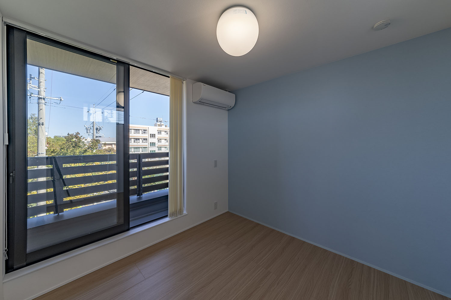 注文住宅・子供部屋・バルコニーとつながる・アクセントクロス 注文住宅・デザイン住宅建築実例_『CASE716 Calm』_子供部屋