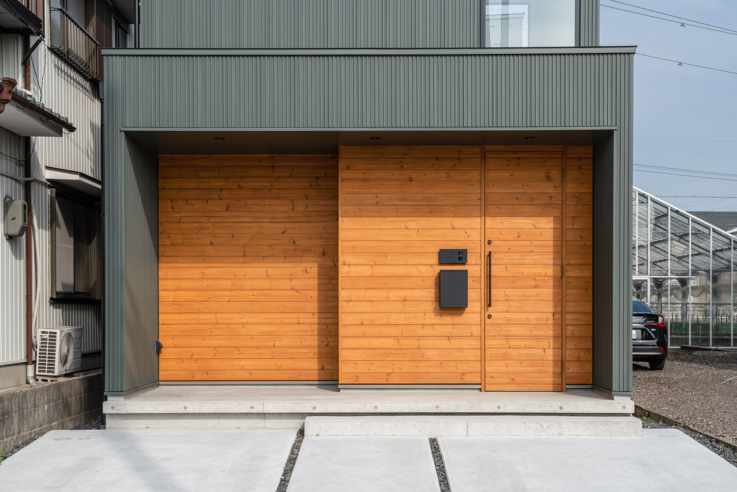 注文住宅・外観・木の壁・シンプル・スクエア 注文住宅・デザイン住宅建築実例_『CASE717 光土間の家』_外観