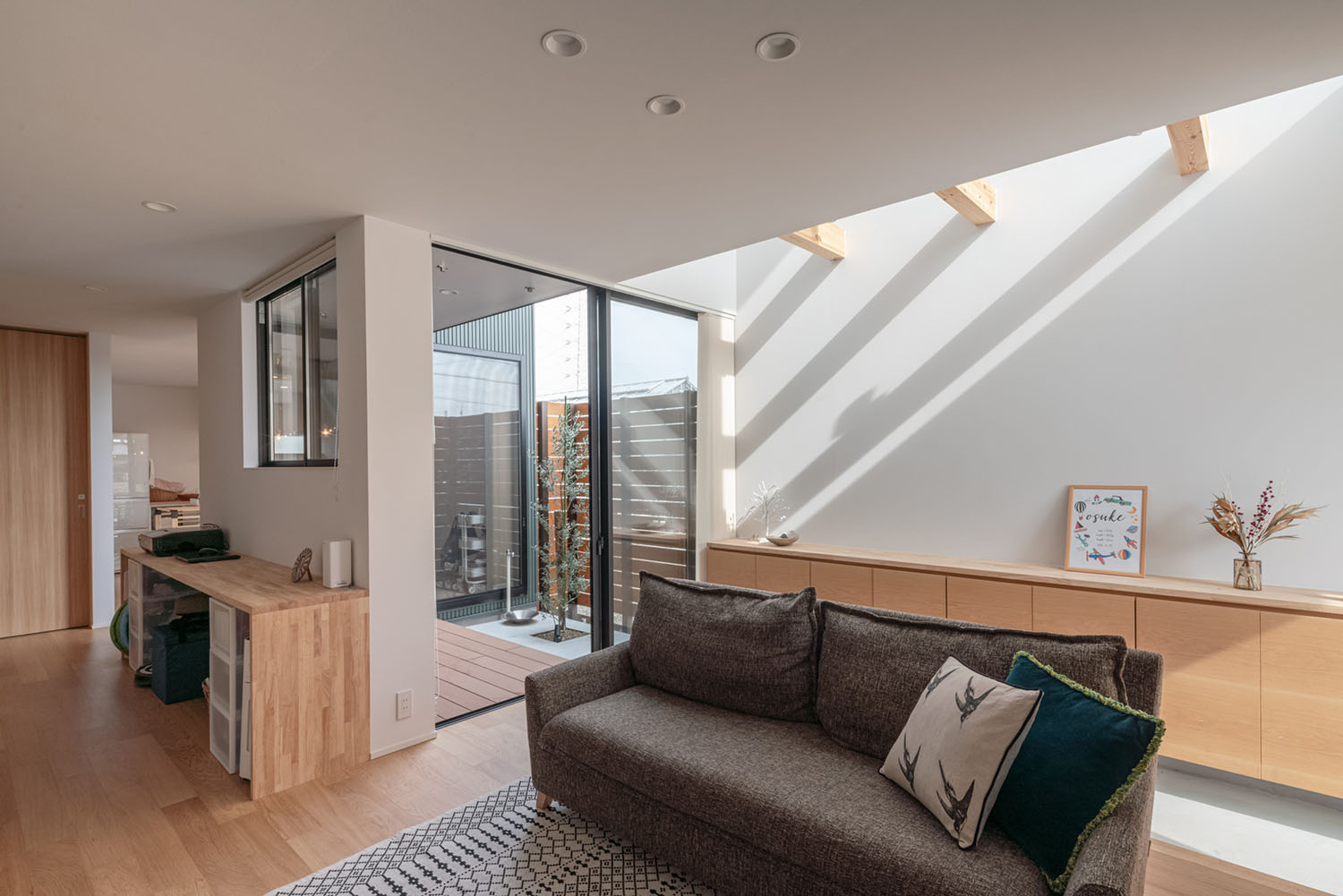 注文住宅・LDK・吹き抜け・土間・中庭とつながる・開放感のある 注文住宅・デザイン住宅建築実例_『CASE717 光土間の家』_LDK