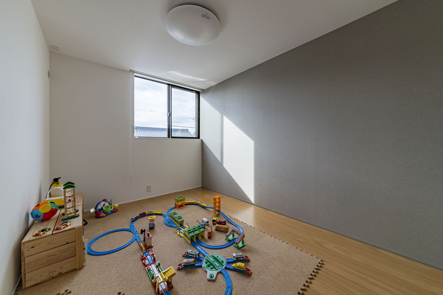 注文住宅・子供部屋・小窓・アクセントクロス・明るいフローリング 注文住宅・デザイン住宅建築実例_『CASE718 Enclose』_子供部屋