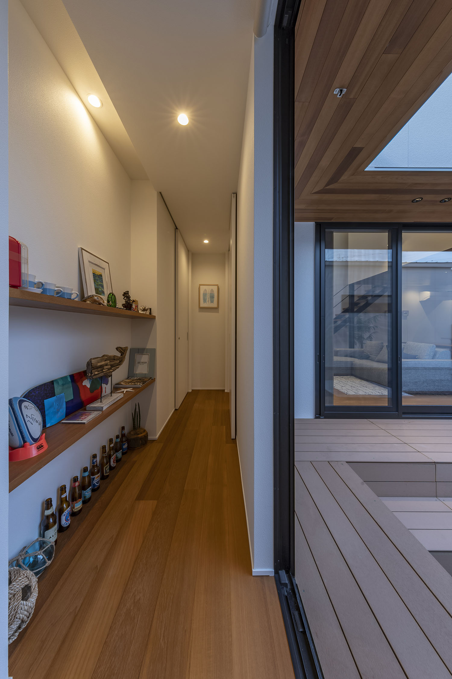 注文住宅・廊下・ホール・中庭が見える・開放感のある 注文住宅・デザイン住宅建築実例_『CASE718 Enclose』_廊下