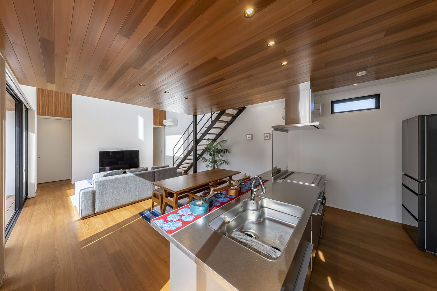 注文住宅・LDK・木のぬくもり・ペニンシュラキッチン・開放感のある 注文住宅・デザイン住宅建築実例_『CASE718 Enclose』_LDK