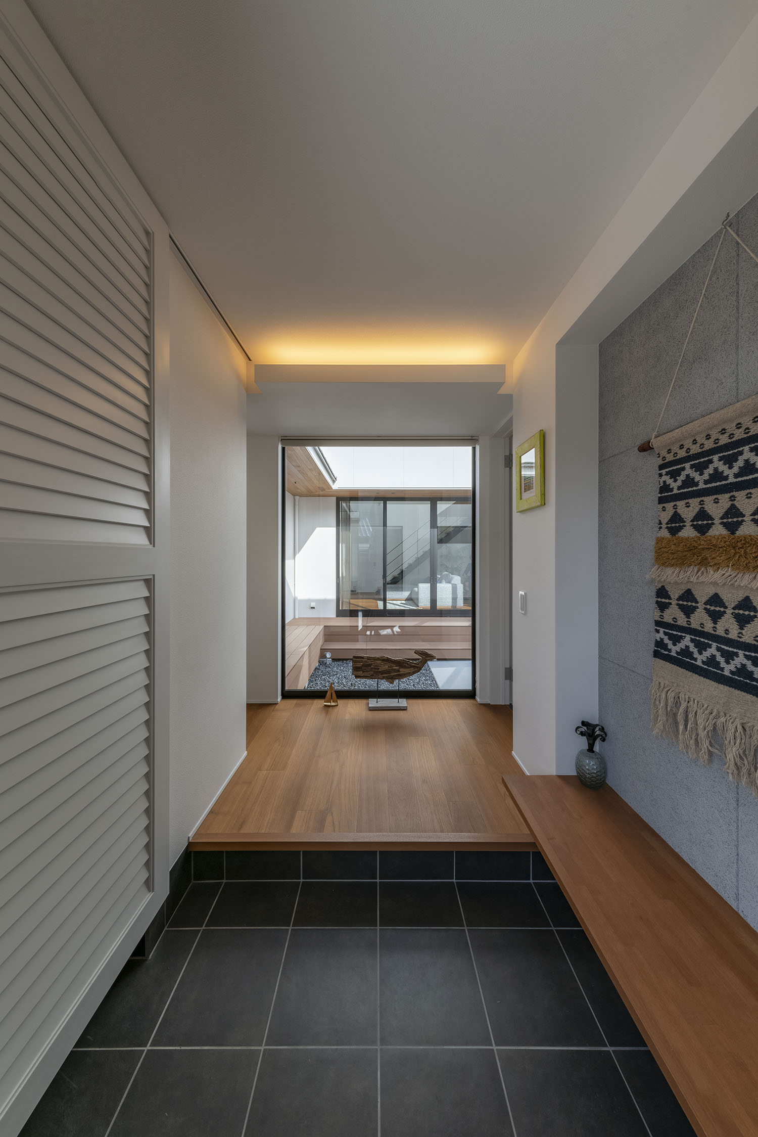 注文住宅・玄関・中庭が見える・開放感のある・タイル張りの玄関 注文住宅・デザイン住宅建築実例_『CASE718 Enclose』_玄関