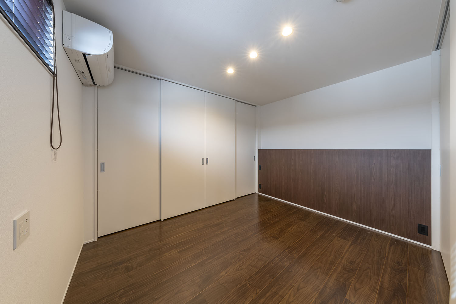 注文住宅・寝室・落ち着いた・ダークブラウンのフローリング・ダウンライト 注文住宅・デザイン住宅建築実例_『CASE718 Enclose』_寝室