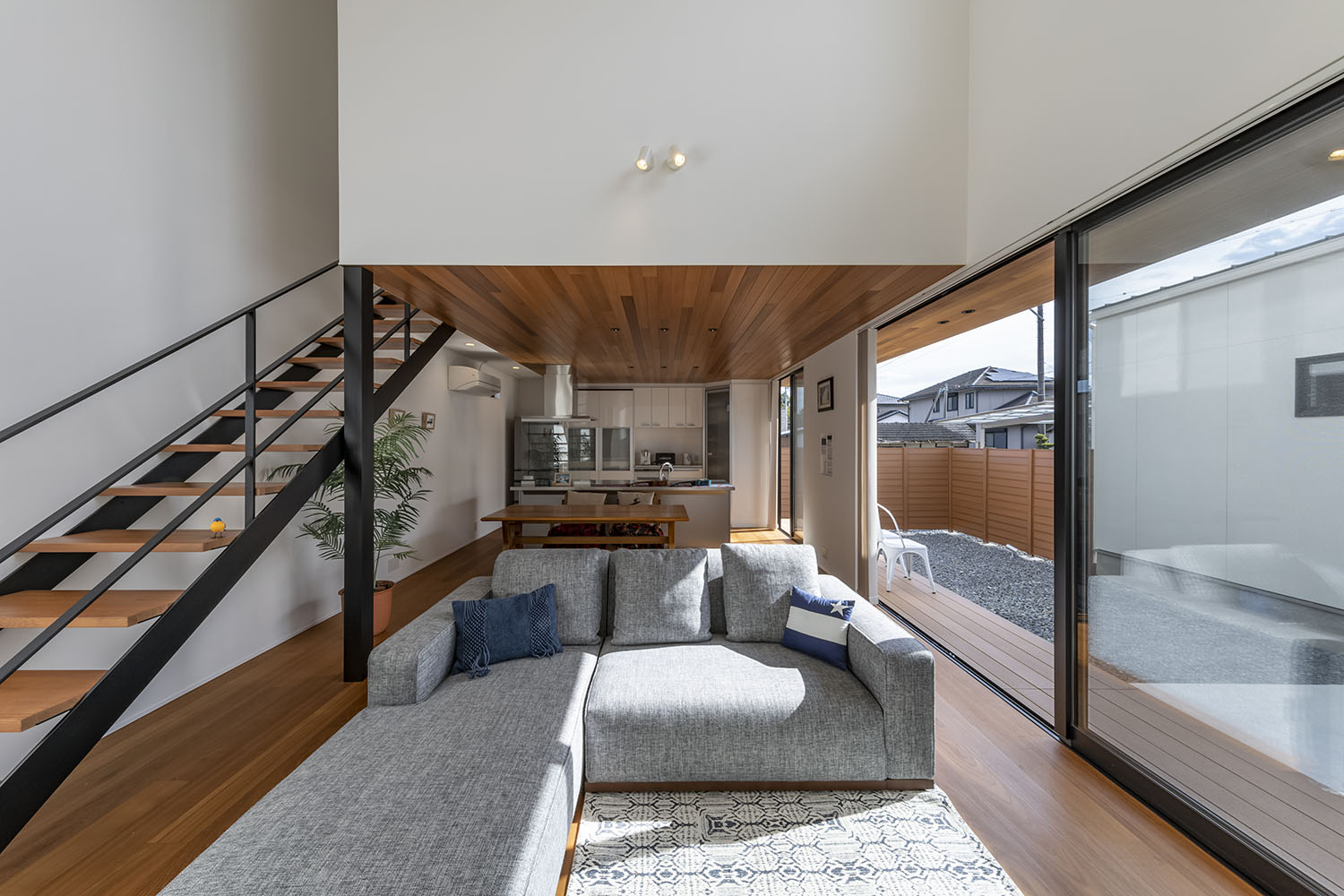 注文住宅・LDK・開放感のある・中庭とつながる・大開口・吹き抜け 注文住宅・デザイン住宅建築実例_『CASE718 Enclose』_LDK