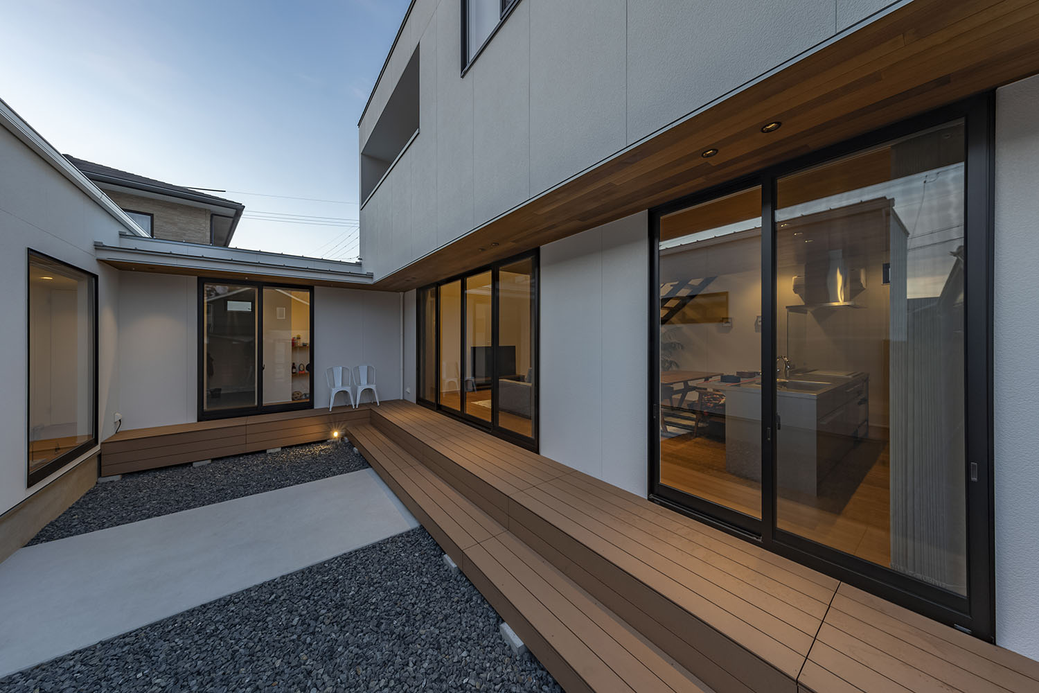 注文住宅・中庭・ウッドデッキ・リビングとつながる・プライベートコート・プライバシーが確保された中庭 注文住宅・デザイン住宅建築実例_『CASE718 Enclose』_中庭