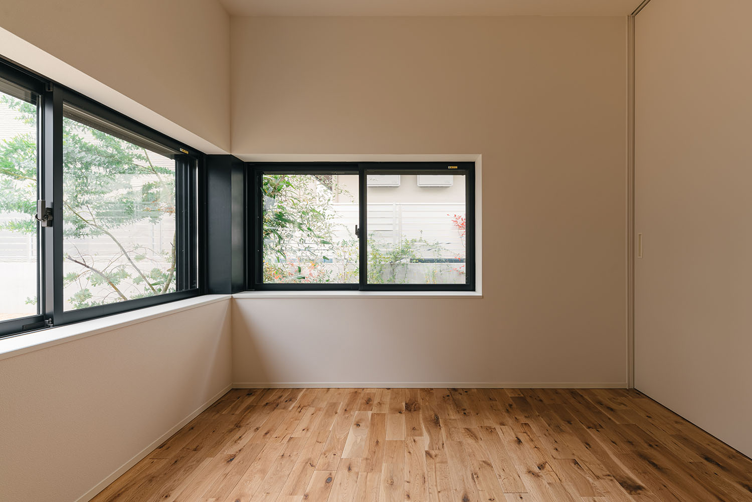 注文住宅・寝室・明るい・緑が見える・光が入る・ナチュラル 注文住宅・デザイン住宅建築実例_『CASE719 Flat foam』_寝室