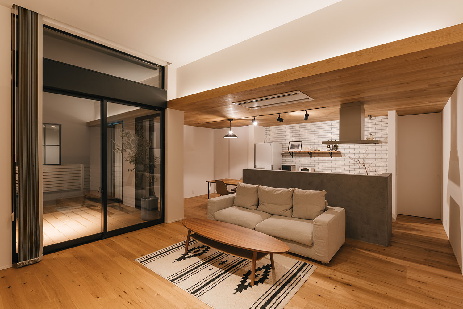 注文住宅・LDK・中庭とつながる・中庭が見える・開放感のある・ナチュラル 注文住宅・デザイン住宅建築実例_『CASE719 Flat foam』_LDK