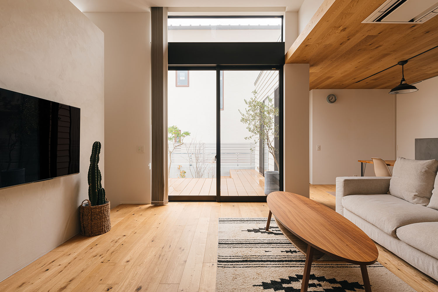 注文住宅・LDK・中庭とつながる・中庭が見える・開放感のある・ナチュラル 注文住宅・デザイン住宅建築実例_『CASE719 Flat foam』_LDK