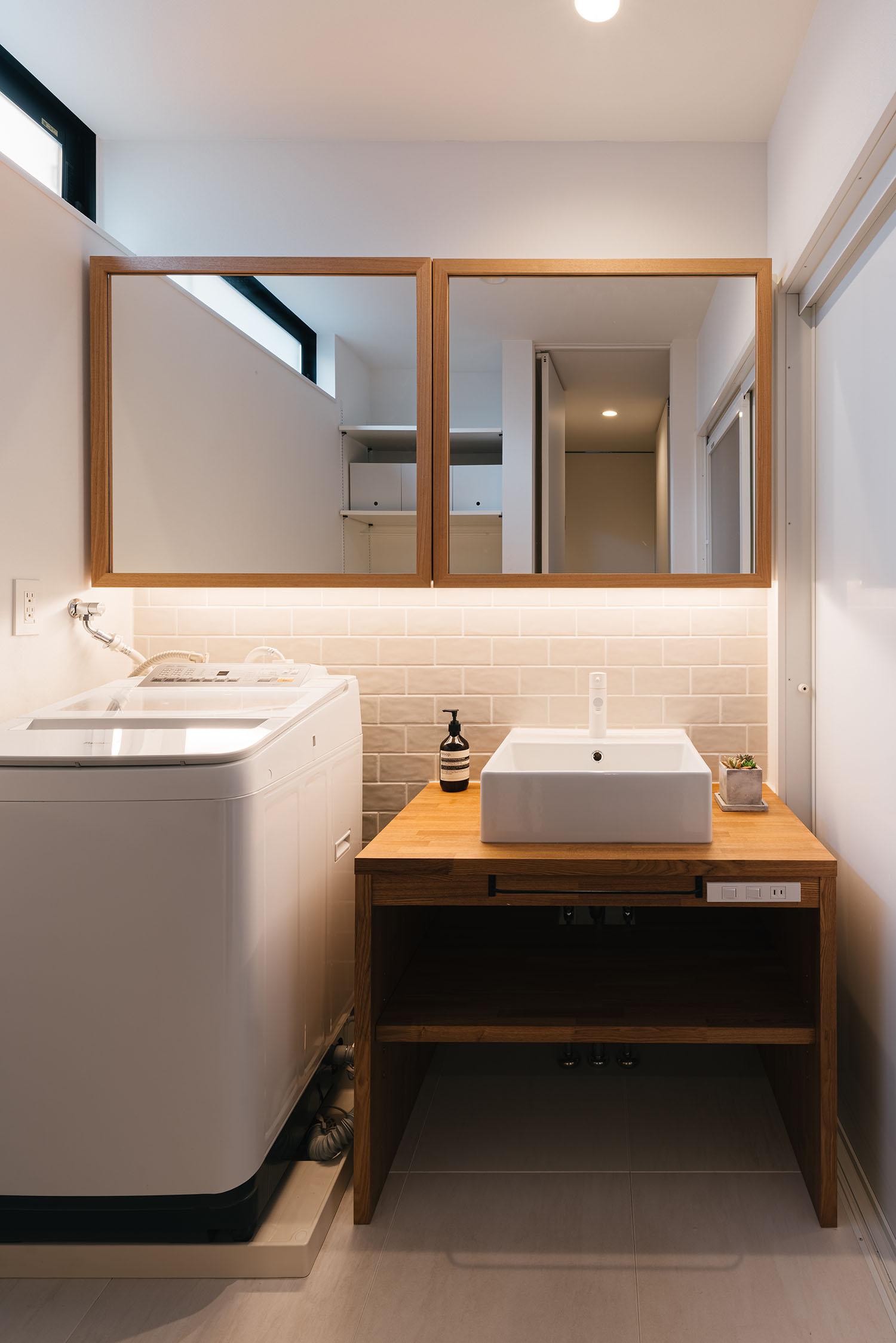 注文住宅・洗面所・清潔感のある・タイル・明るい 注文住宅・デザイン住宅建築実例_『CASE719 Flat foam』_浴室・洗面所