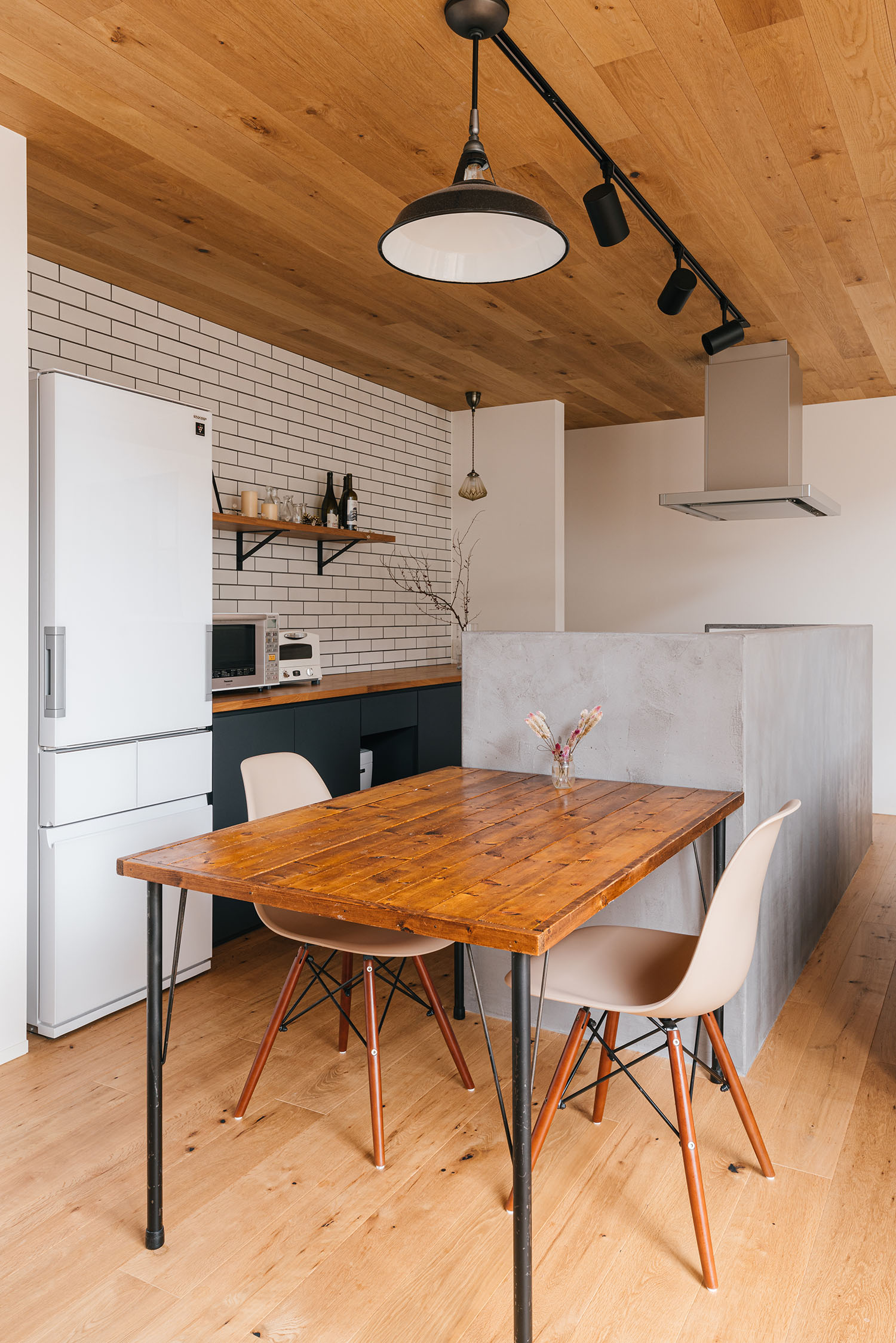 注文住宅・キッチン・腰壁キッチン・タイル・キッチンダイニング横並び 注文住宅・デザイン住宅建築実例_『CASE719 Flat foam』_キッチン