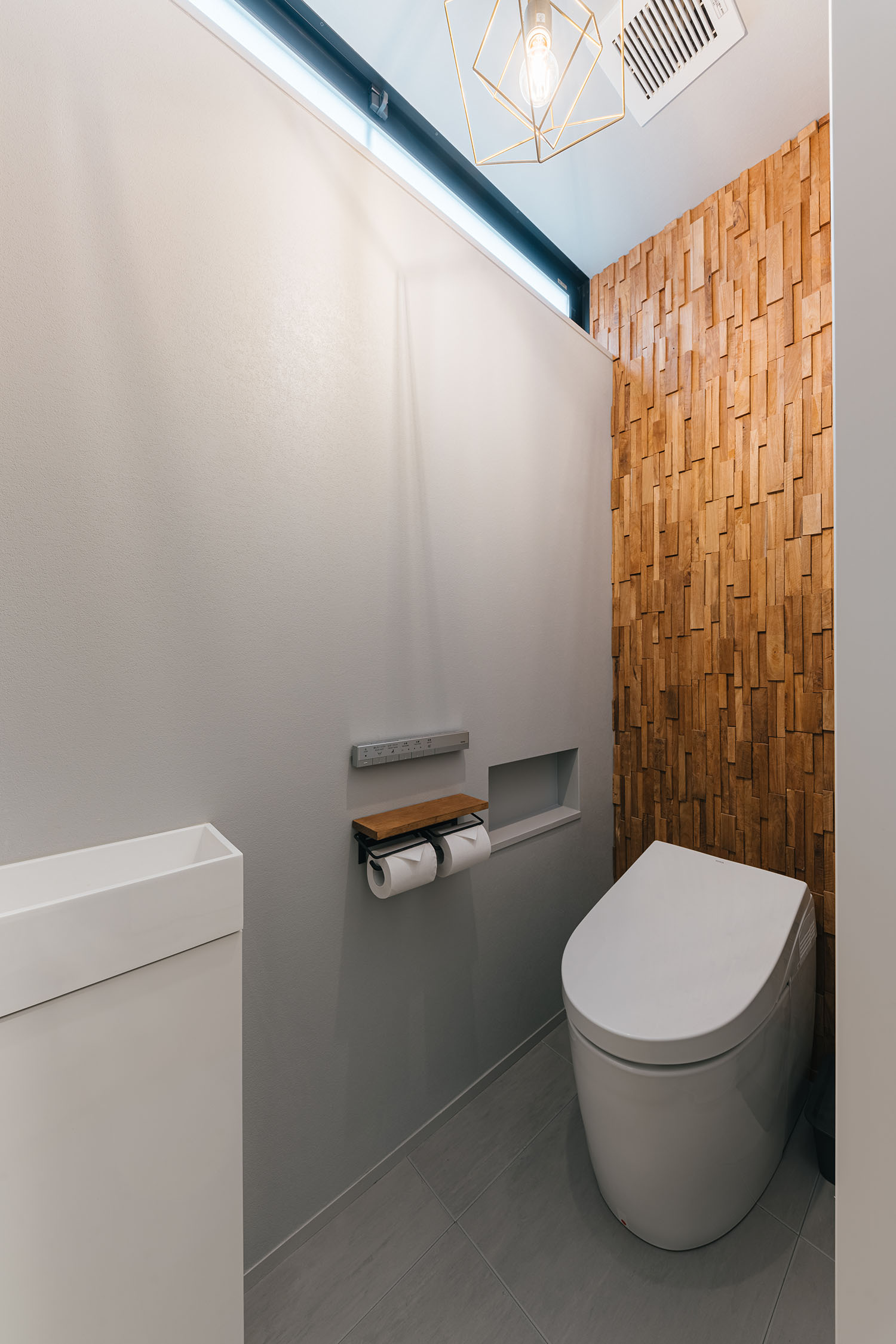 注文住宅・トイレ・スリット窓・光が入る・アクセントクロス・木のぬくもり 注文住宅・デザイン住宅建築実例_『CASE719 Flat foam』_トイレ