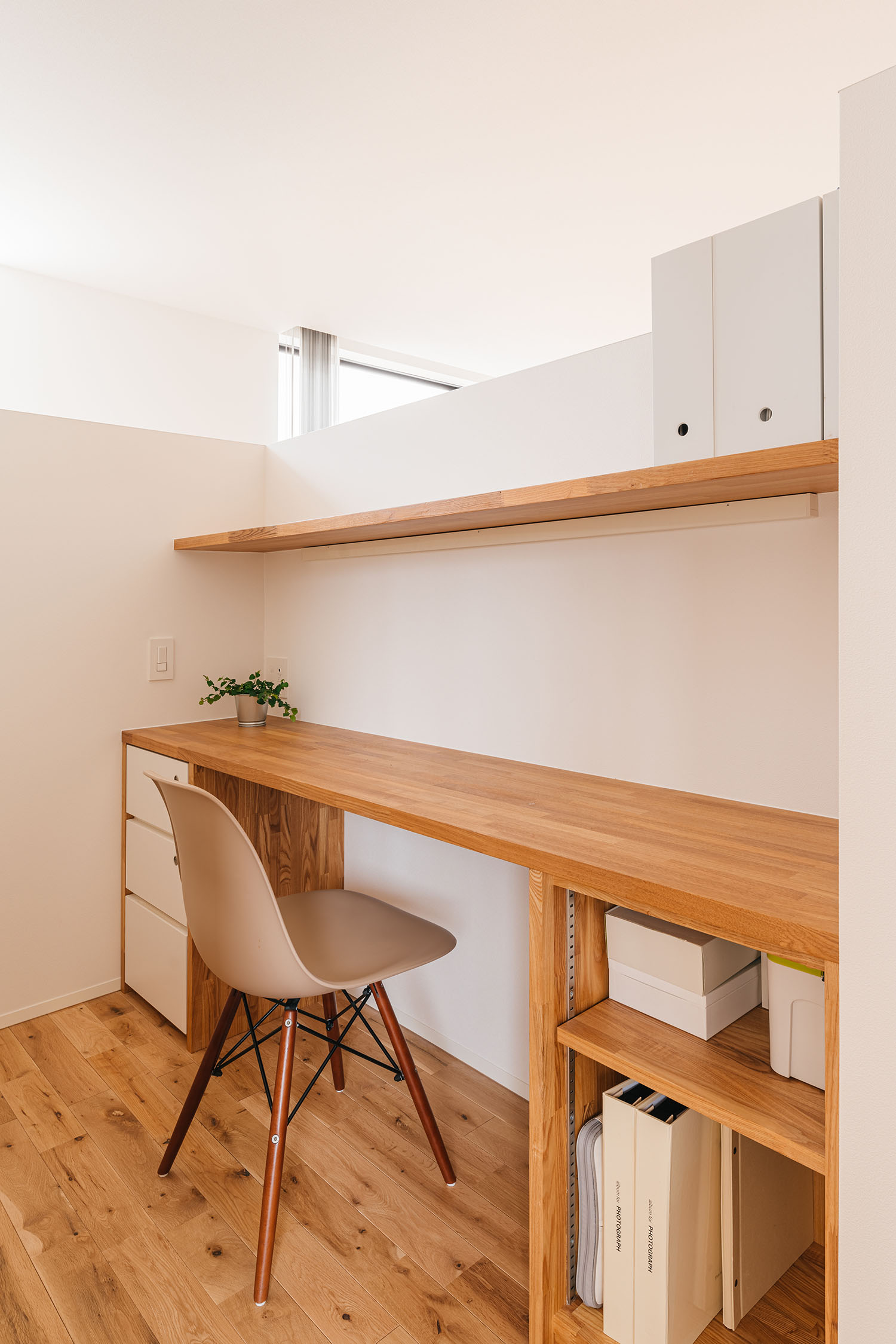 注文住宅・子供部屋・壁付けデスク・木のぬくもり・ナチュラル 注文住宅・デザイン住宅建築実例_『CASE719 Flat foam』_子供部屋
