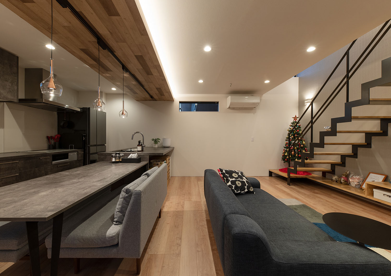 注文住宅・LDK・アーバンスタイル・リビングイン階段・スリット窓・キッチンの下がり天井 注文住宅・デザイン住宅建築実例_『CASE720 S×S』_LDK