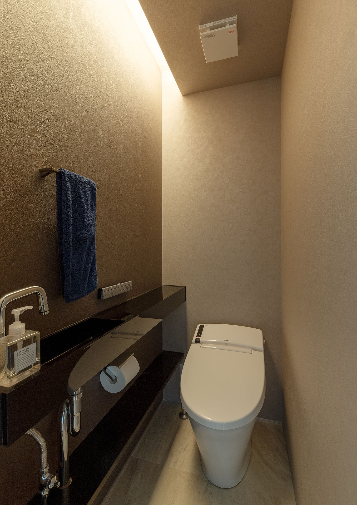 注文住宅・トイレ・薄型手洗い・間接照明・シンプル 注文住宅・デザイン住宅建築実例_『CASE720 S×S』_トイレ