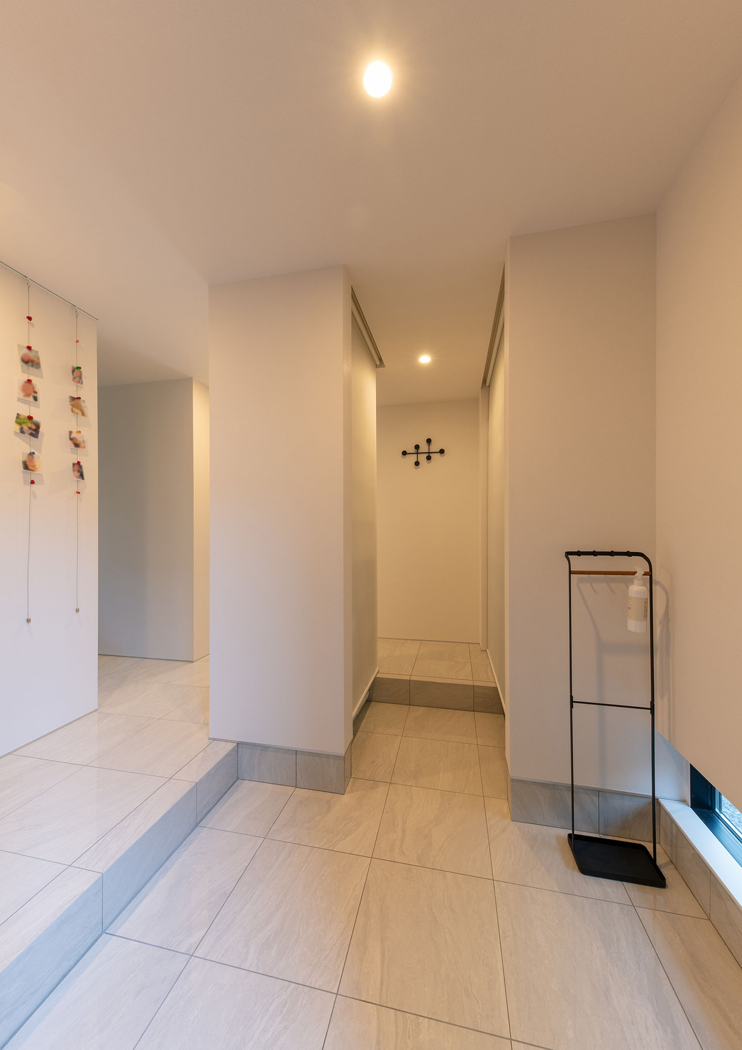 注文住宅・玄関・タイル・大理石・明るい玄関・地窓 注文住宅・デザイン住宅建築実例_『CASE720 S×S』_玄関