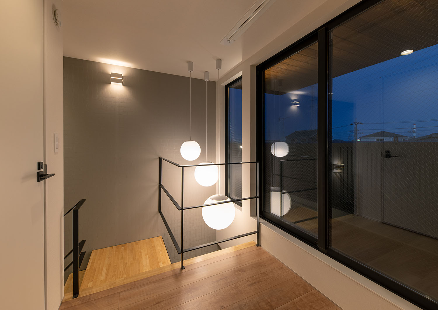 注文住宅・吹き抜け・間接照明・バルコニー・軒天井 注文住宅・デザイン住宅建築実例_『CASE720 S×S』_廊下